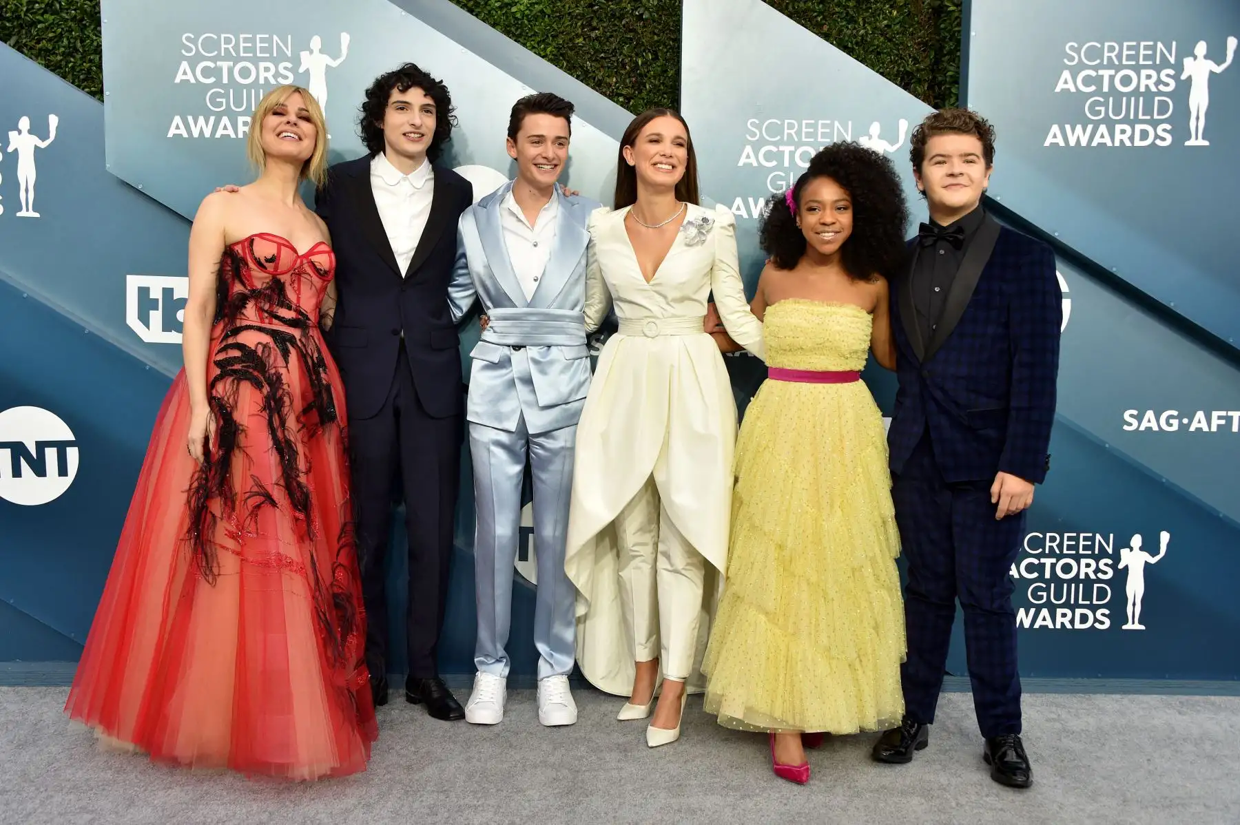 Cara Buono, Finn Wolfhard, Noah Schnapp, Millie Bobby Brown, Priah Ferguson y Gaten Matarazzo asisten a la 26 ° entrega anual de los premios Screen Actors Guild Awards. AFP