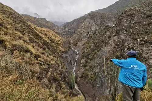 Especialistas del IGP instalan cámara para monitorear descenso de flujos volcánicos en el valle de Ubinas, en Moquegua.