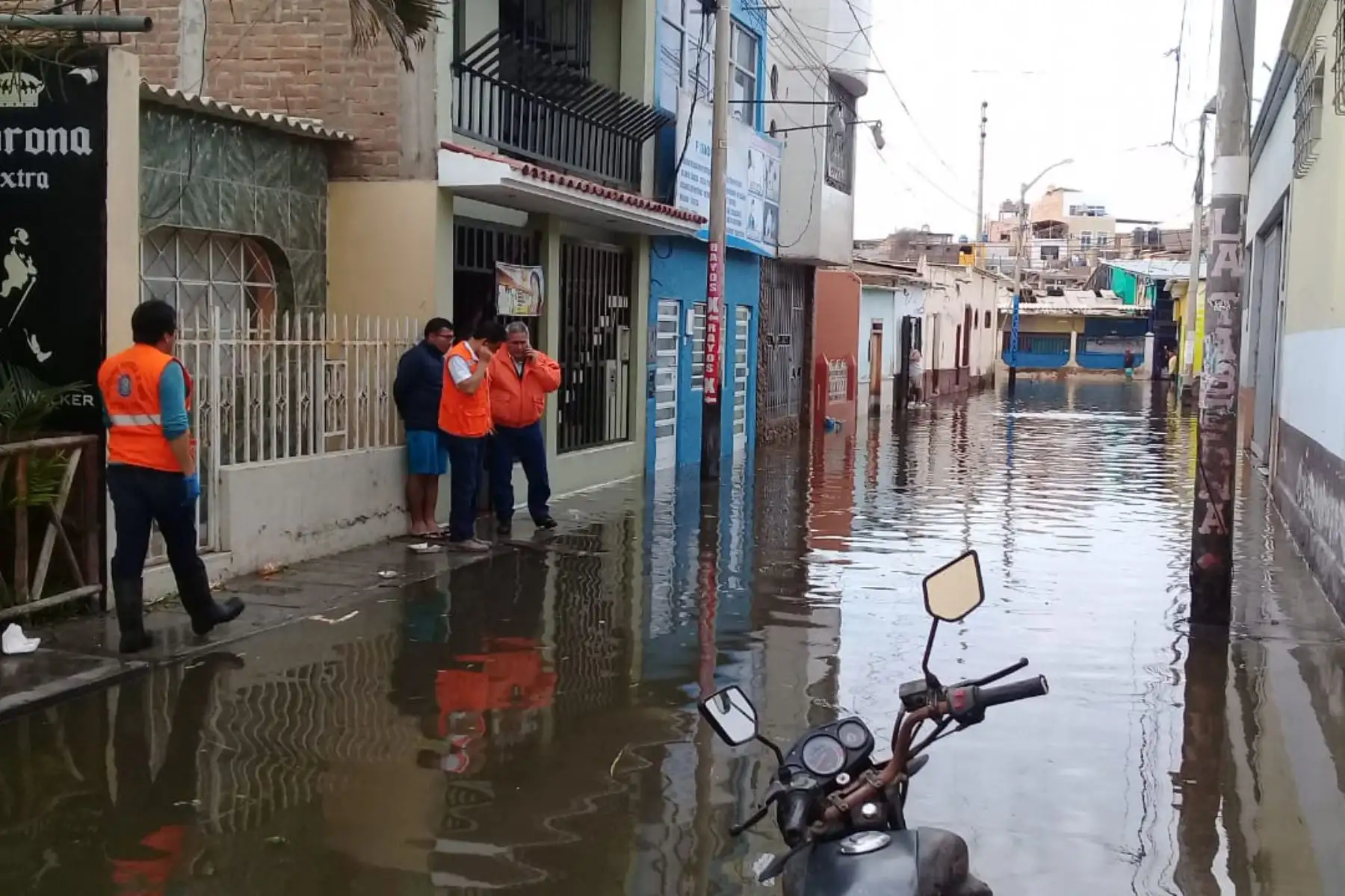 Unas 200 familias resultaron afectadas por la inundación que provocó el desborde de un canal de regadío en el distrito de Pacasmayo. Foto: ANDINA/Difusión
