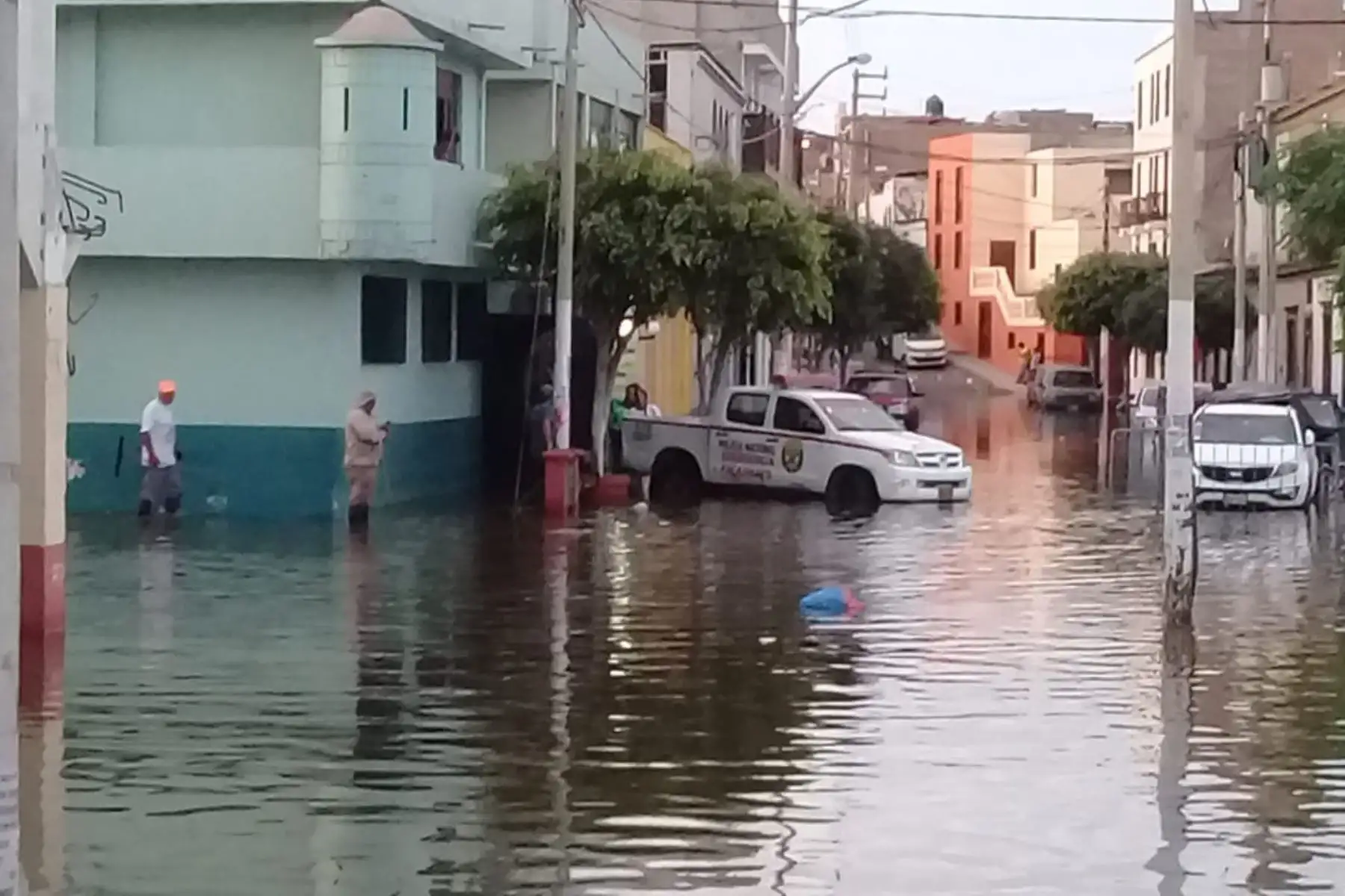 Unas 200 familias resultaron afectadas por la inundación que provocó el desborde de un canal de regadío en el distrito de Pacasmayo. Foto: ANDINA/Difusión