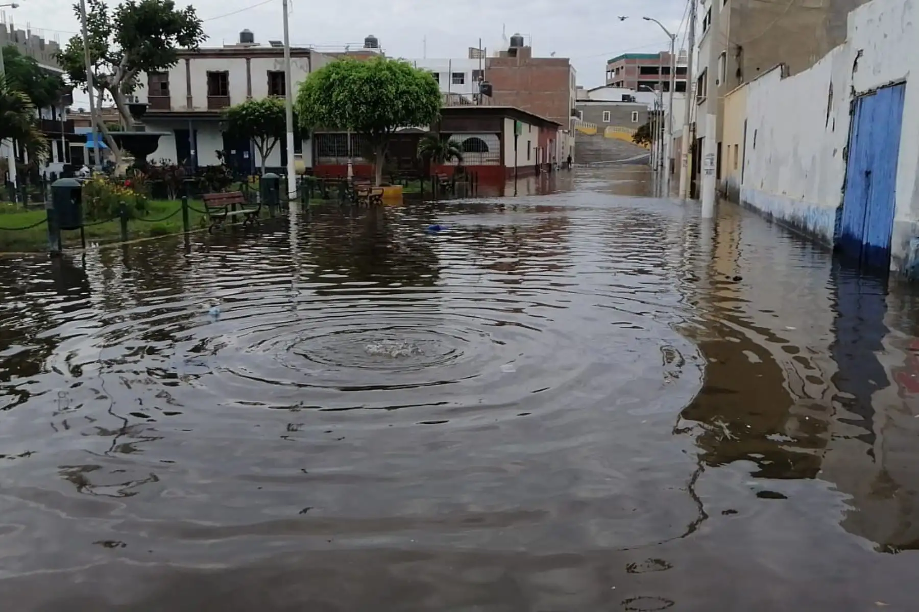 Unas 200 familias resultaron afectadas por la inundación que provocó el desborde de un canal de regadío en el distrito de Pacasmayo. Foto: ANDINA/Difusión