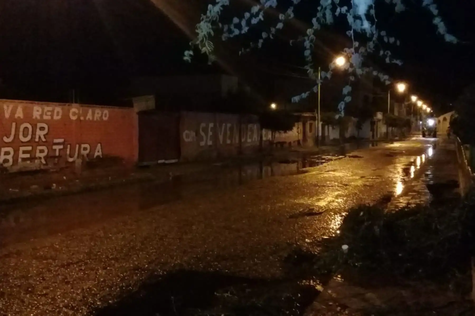 Unas 200 familias resultaron afectadas por la inundación que provocó el desborde de un canal de regadío en el distrito de Pacasmayo. Foto: ANDINA/Difusión