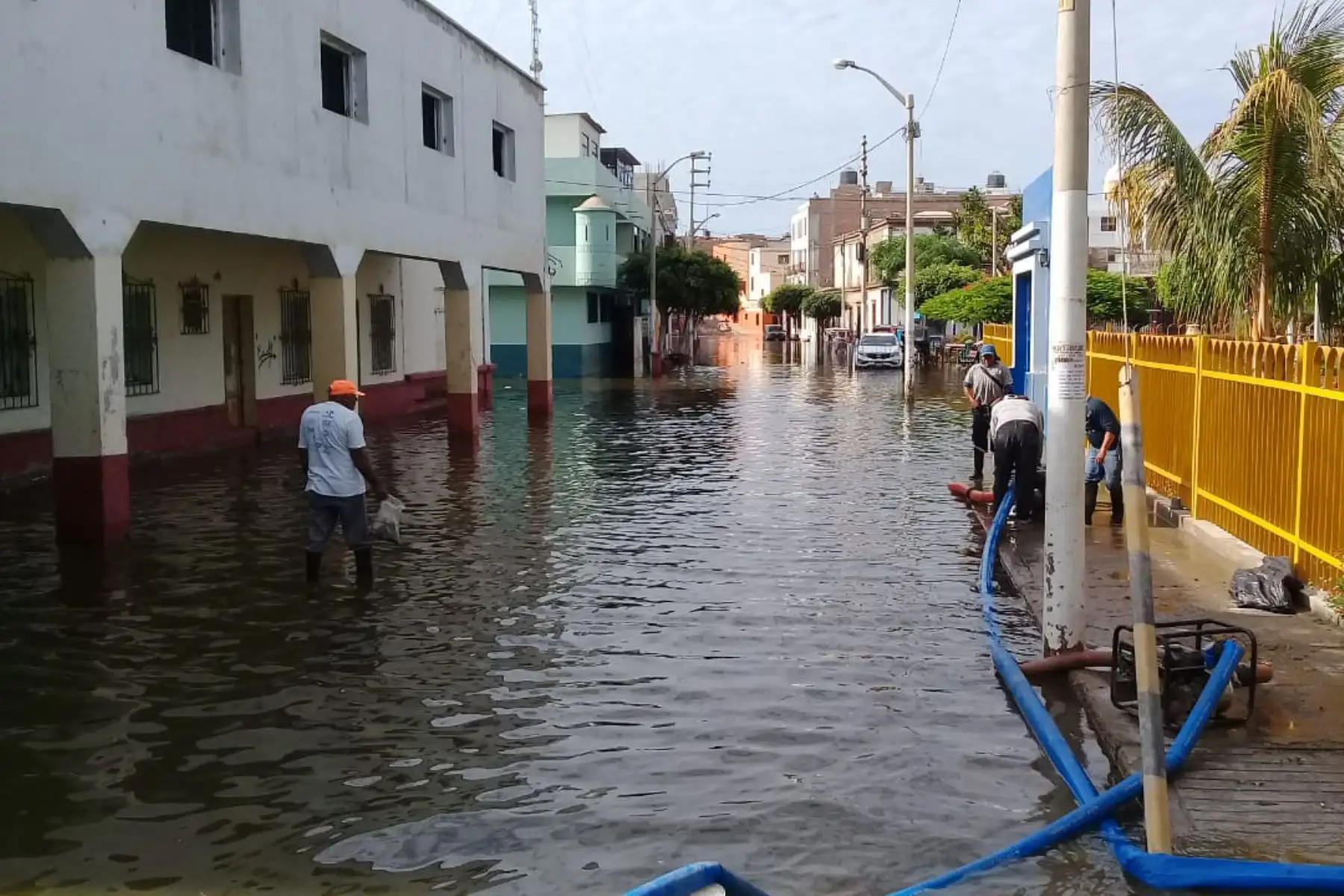 Unas 200 familias resultaron afectadas por la inundación que provocó el desborde de un canal de regadío en el distrito de Pacasmayo. Foto: ANDINA/Difusión