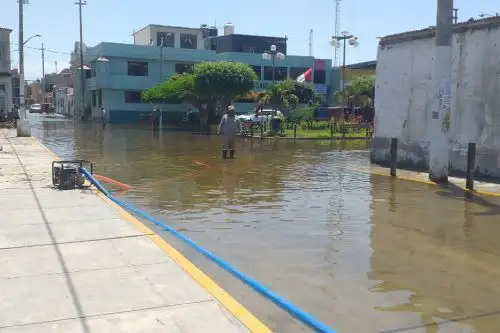 Brigadas del Ministerio de Vivienda evacúan agua acumulada en calles de Pacasmayo, en La Libertad, con ayuda de cuatro motobombas. ANDINA/Difusión