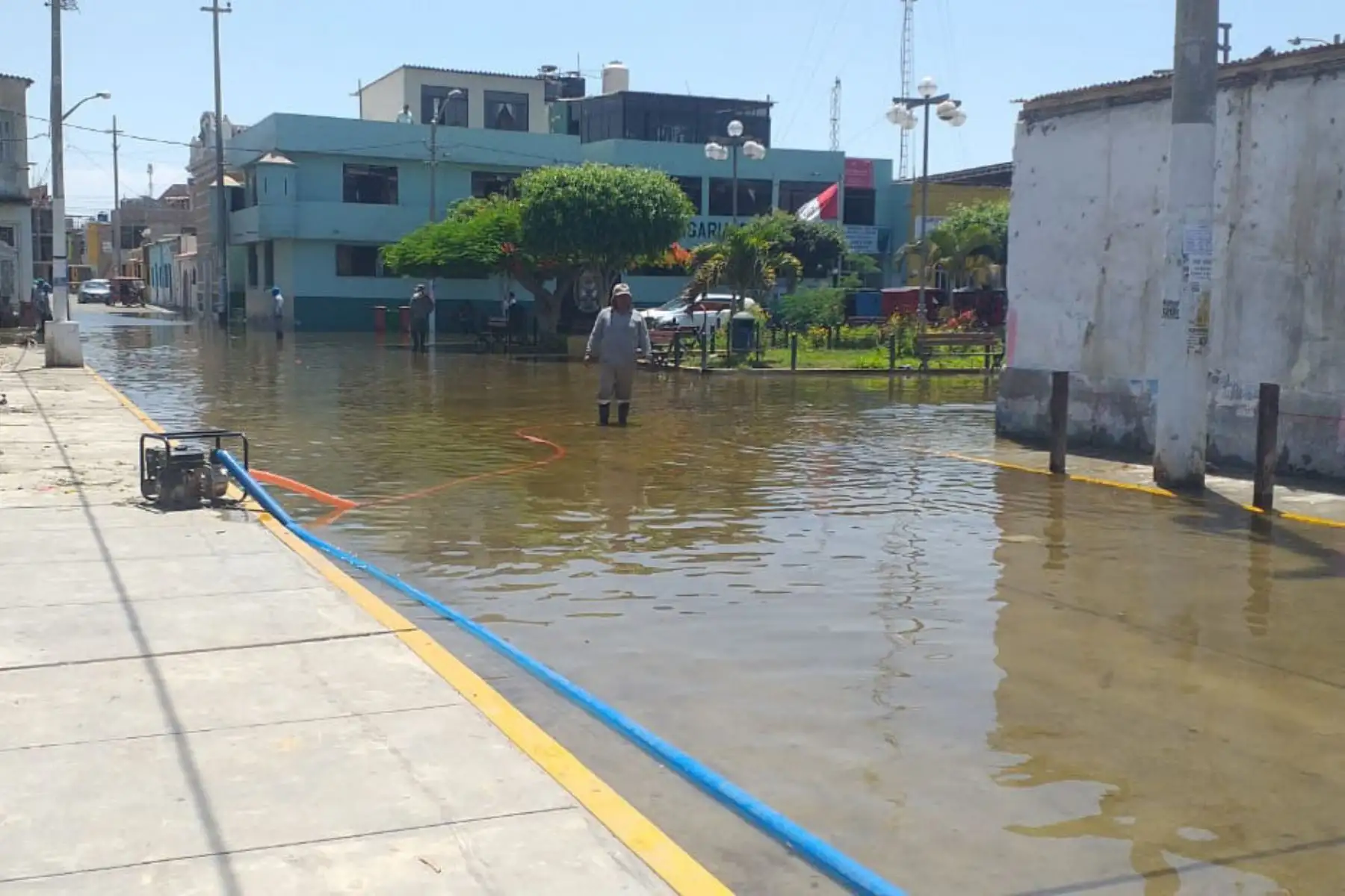 Brigadas del Ministerio de Vivienda evacúan agua acumulada en calles de Pacasmayo, en La Libertad, con ayuda de cuatro motobombas. ANDINA/Difusión