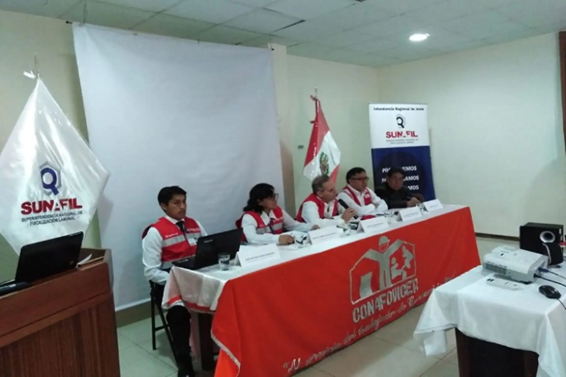 cita contó con la presencia del viceministro de Trabajo, Augusto Eguiguren; el asesor de la Sunafil, Guillermo Fustamante, así como la intendenta regional de Junín, María del Carmen Solórzano y Máximo Rojas Reyes, secretario general de los trabajadores de construcción civil de la región Junín.