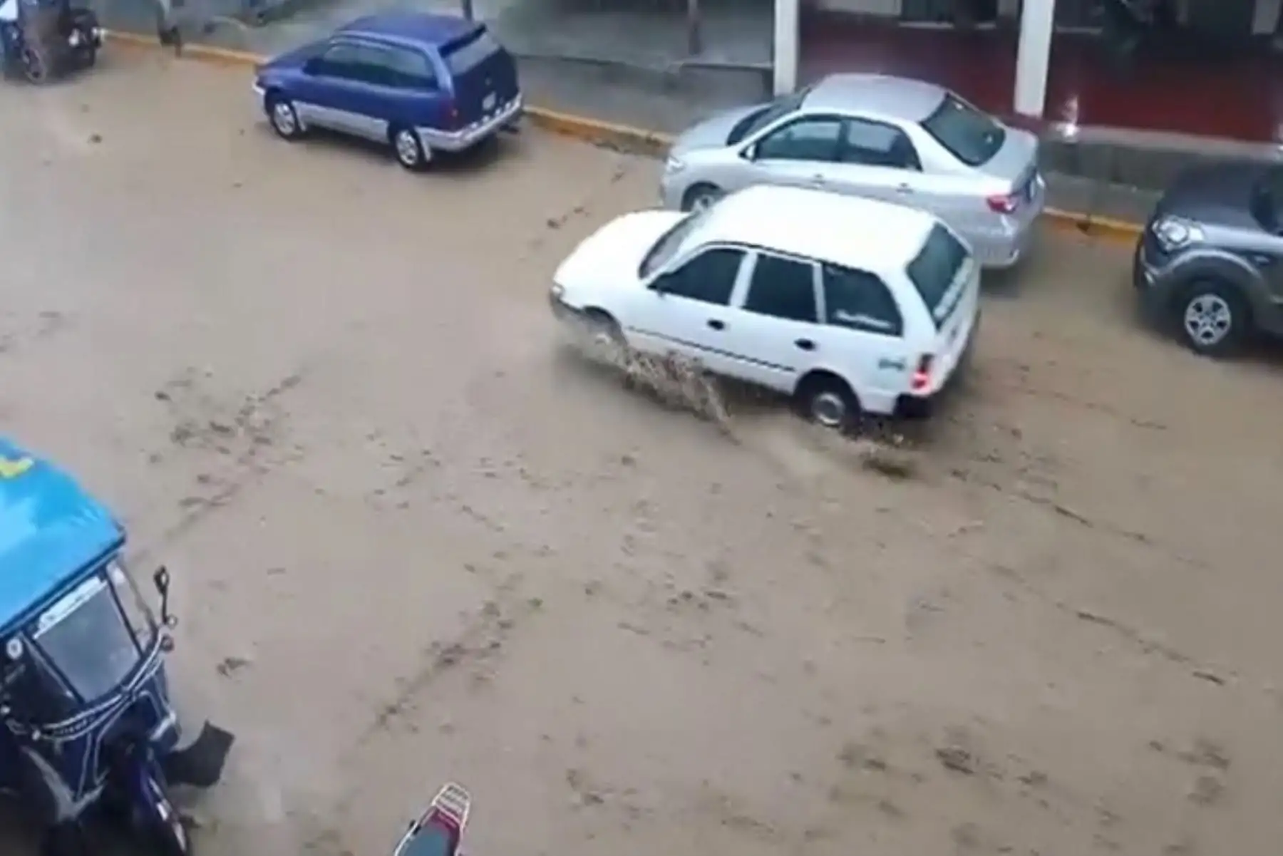 Las lluvias están acompañadas de descargas eléctricas. No obastante, hasta el momento no se han reportado daños a la vida y la salud de las personas.