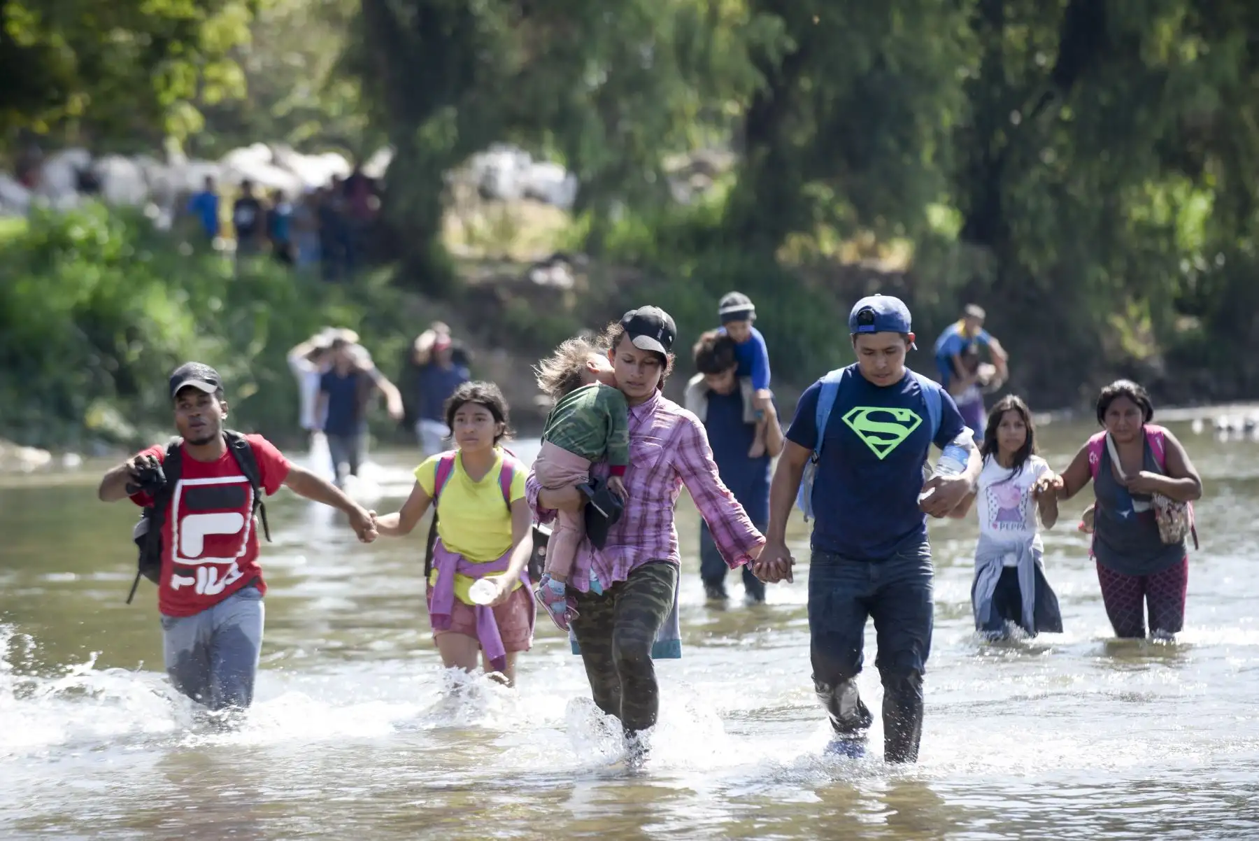 Cientos de centroamericanos de una nueva caravana de migrantes intentaron ingresar México a la fuerza el lunes cruzando el río que separa el país de Guatemala, lo que provocó que la Guardia Nacional disparara gases lacrimógenos. AFP