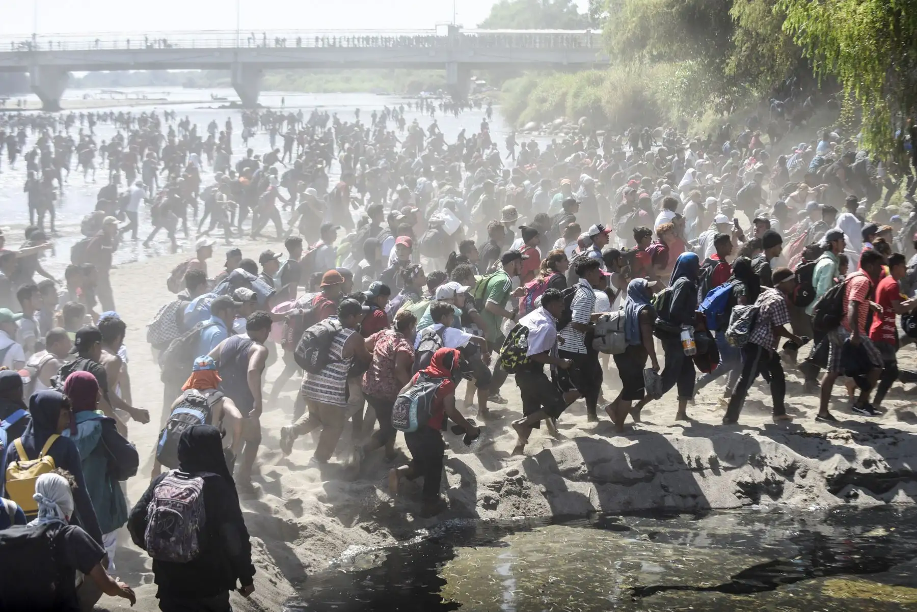 Migrantes centroamericanos, en su mayoría hondureños que viajan en caravana a los EE. UU., Cruzan el río Suichate, la frontera natural entre Tecum Uman, Guatemala y Ciudad Hidalgo, México. AFP