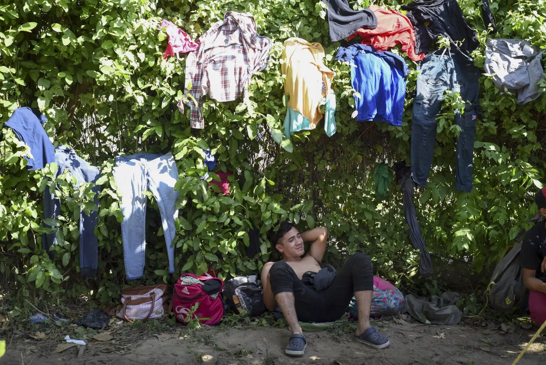 Un migrante hondureño que participa en una caravana que viaja a los EE. UU. Descansa en un refugio temporal en Tecun Uman, Guatemala. AFP