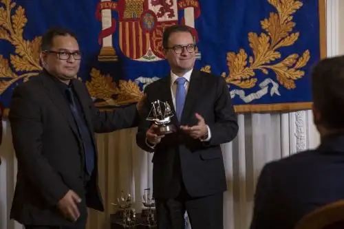 Ministro Edgar Vásquez recibe premio en España.