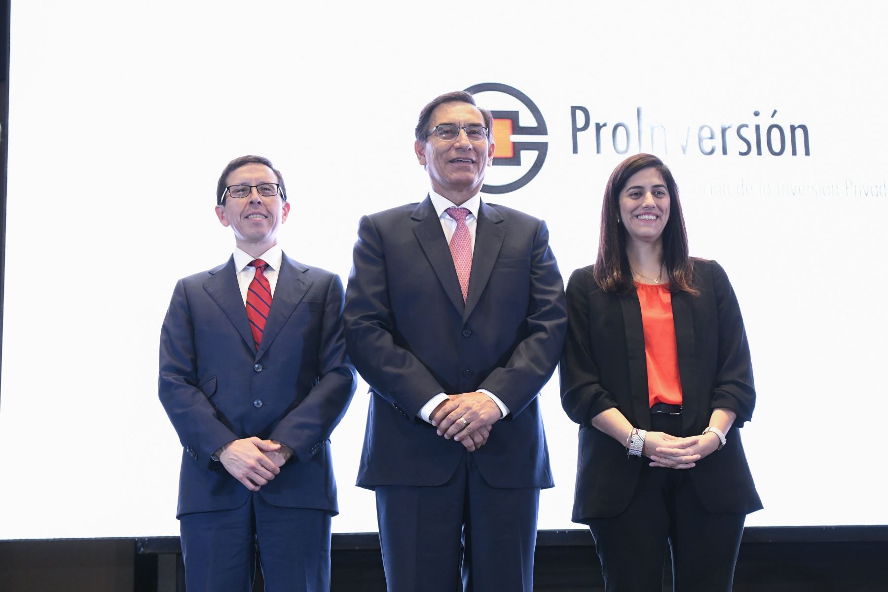 El director ejecutivo de Proinversión, Rafael Ugaz, acompañado por el presidente de la República, Martín Vizcarra y la ministra de Economía, María Alva. ANDINA/Prensa Presidencia