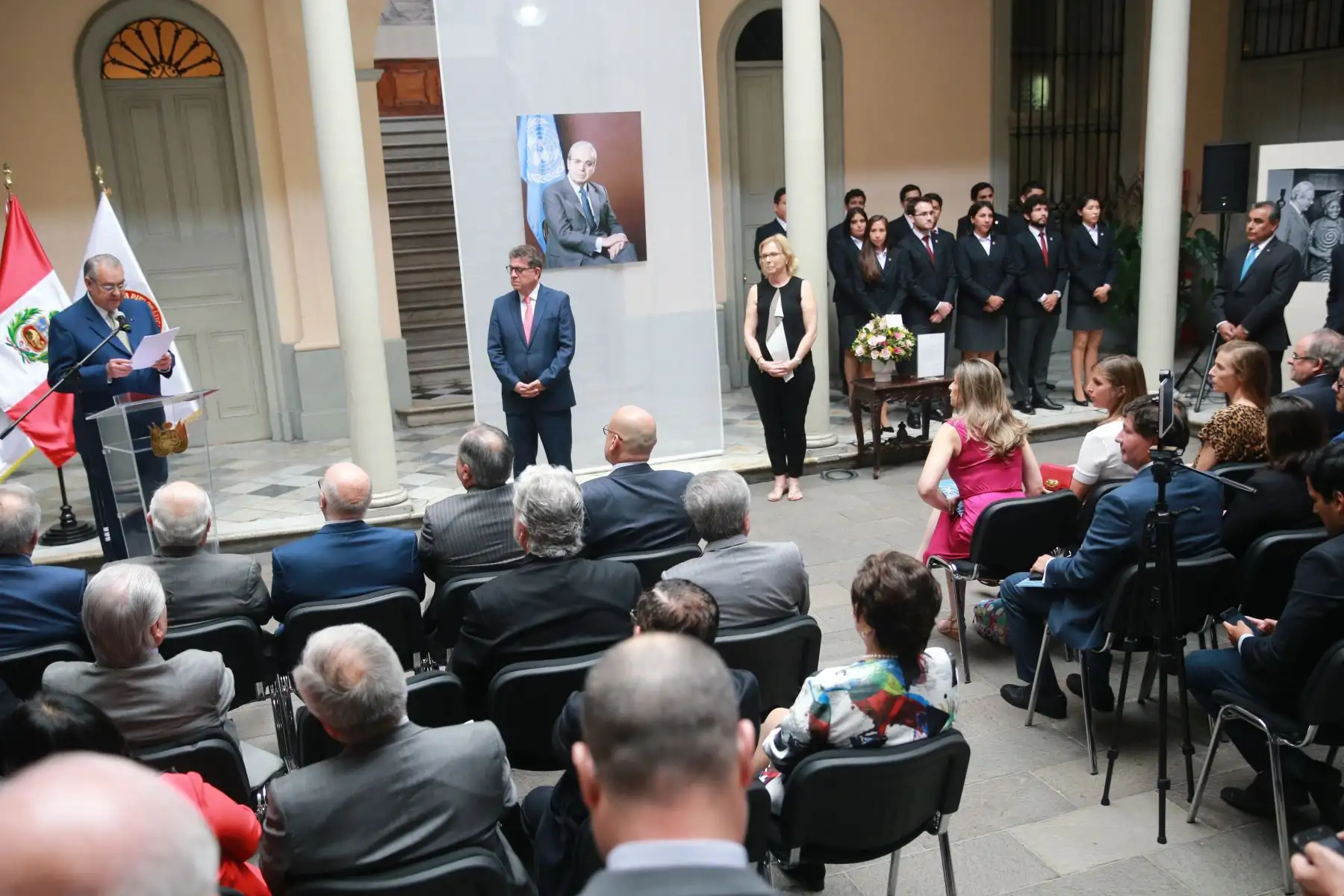 Ministro de Relaciones Exteriores, Embajador Gustavo Meza-Cuadra junto al Director de la Academia Diplomática del Perú,  Embajador Allan Wagner inauguran la muestra fotográfica en homenaje al Embajador Javier Perez de Cuéllar. Foto: ANDINA/Jhony Laurente