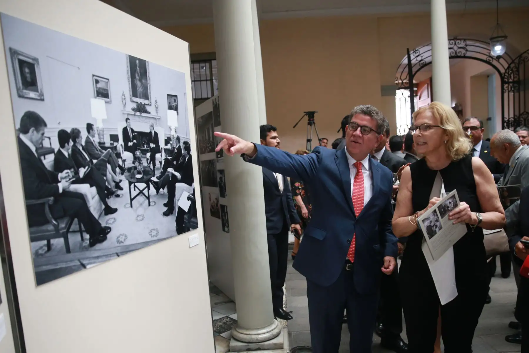 Ministro de Relaciones Exteriores, Embajador Gustavo Meza-Cuadra junto al Director de la Academia Diplomática del Perú,  Embajador Allan Wagner inauguran la muestra fotográfica en homenaje al Embajador Javier Perez de Cuéllar. Foto: ANDINA/Jhony Laurente