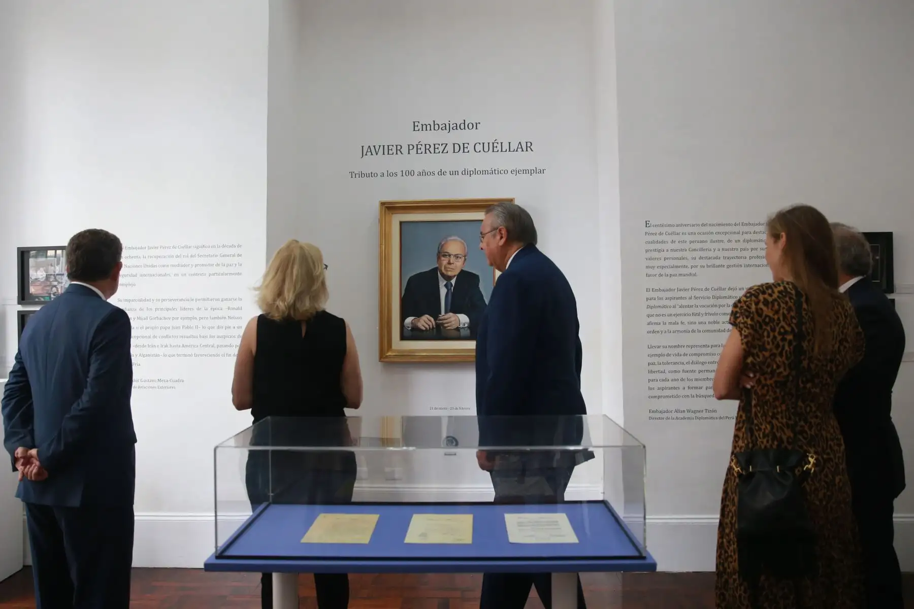 Ministro de Relaciones Exteriores, Embajador Gustavo Meza-Cuadra junto al Director de la Academia Diplomática del Perú,  Embajador Allan Wagner inauguran la muestra fotográfica en homenaje al Embajador Javier Perez de Cuéllar. Foto: ANDINA/Jhony Laurente