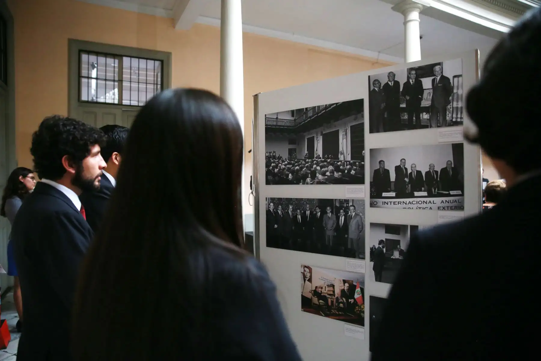 Ministro de Relaciones Exteriores, Embajador Gustavo Meza-Cuadra junto al Director de la Academia Diplomática del Perú,  Embajador Allan Wagner inauguran la muestra fotográfica en homenaje al Embajador Javier Perez de Cuéllar. Foto: ANDINA/Jhony Laurente