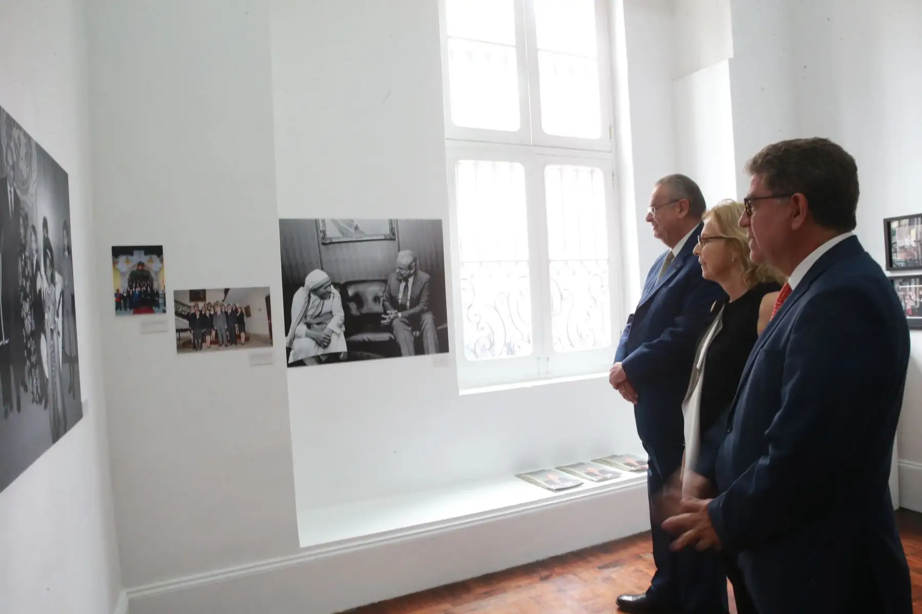 Ministro de Relaciones Exteriores, Embajador Gustavo Meza-Cuadra junto al Director de la Academia Diplomática del Perú,  Embajador Allan Wagner inauguran la muestra fotográfica en homenaje al Embajador Javier Perez de Cuéllar. Foto: ANDINA/Jhony Laurente