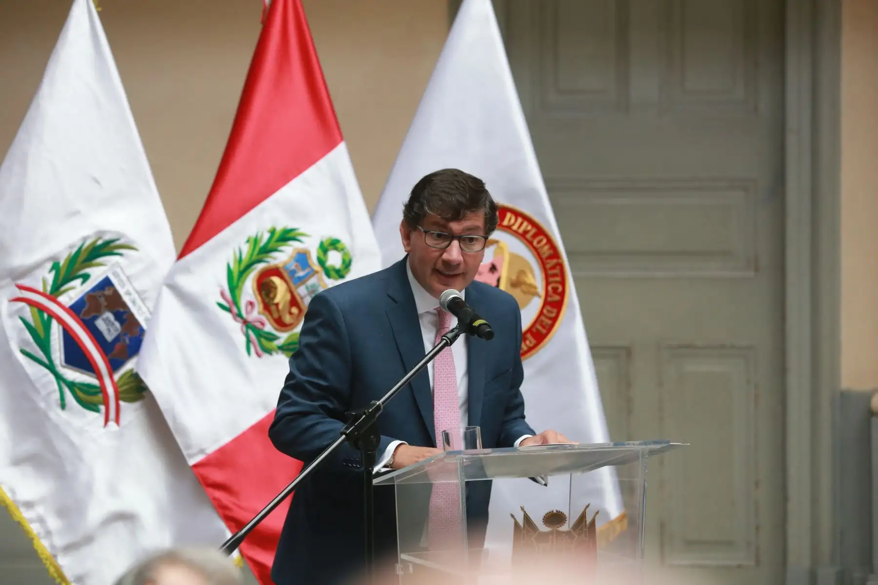 Ministro de Relaciones Exteriores, Embajador Gustavo Meza-Cuadra junto al Director de la Academia Diplomática del Perú, Embajador Allan Wagner inauguran la muestra fotográfica en homenaje al Embajador Javier Perez de Cuéllar. Foto: ANDINA/Jhony Laurente