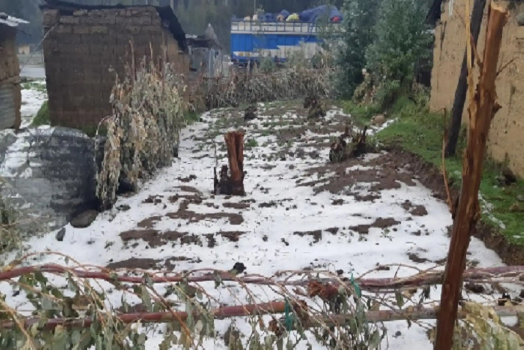 Los fuertes vientos y las granizadas que acompañan las lluvias intensas que se presentan en la sierra de Áncash, afectaron al menos a 16 viviendas, reportó hoy el Centro de Operaciones de Emergencia Regional (COER) Áncash