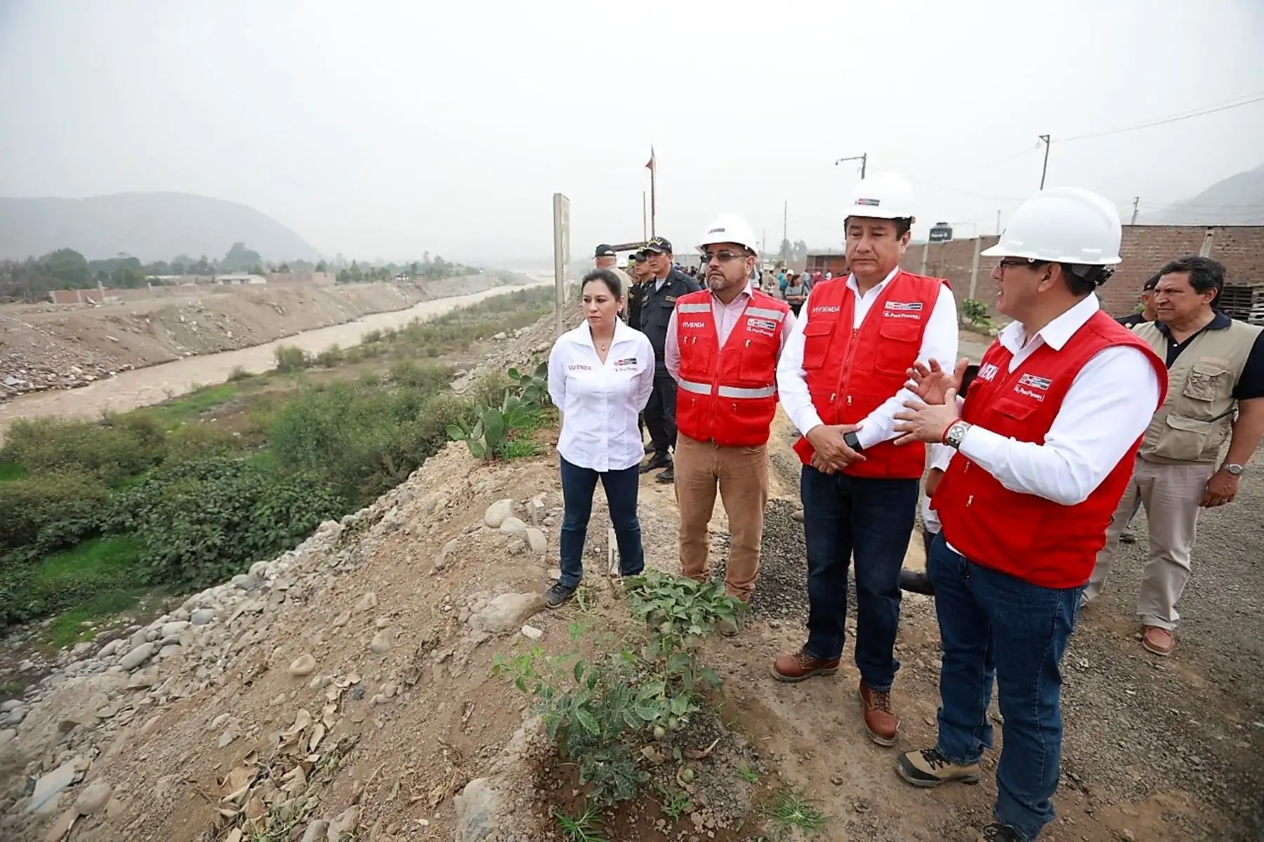 El ministro de Vivienda, Rodolfo Yàñez, supervisa los trabajos de limpieza del cauce del río Rímac.