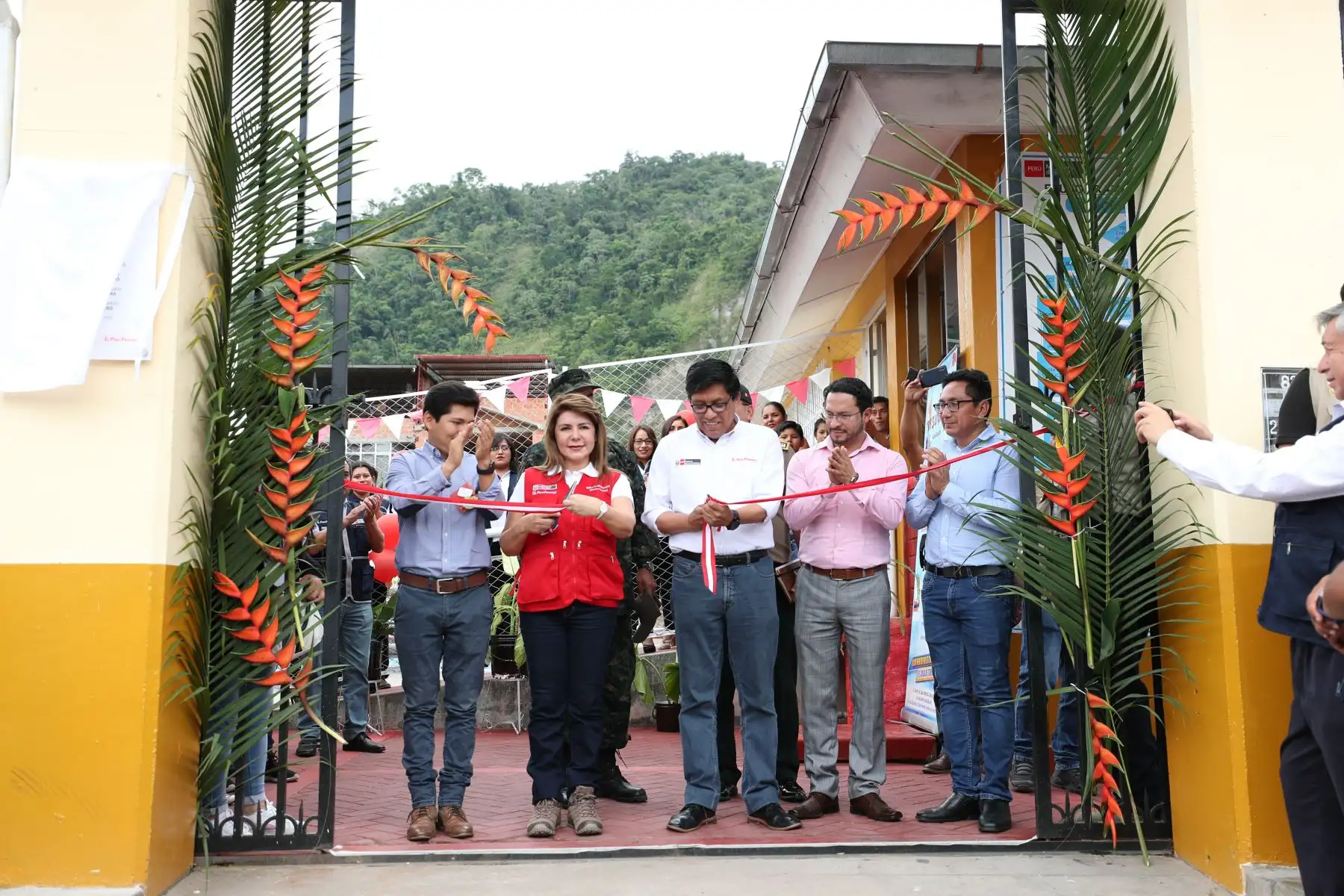 Jefe de Gabinete Vicente Zeballos y ministra de Salud Elizabeth Hinostroza  ponen en marcha Centro de Salud Mental Comunitario en San Ramón, Junín. Foto: ANDINA/PCM