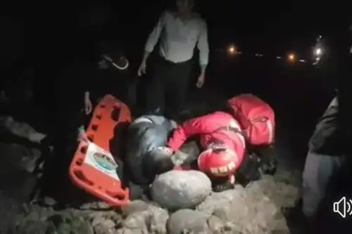 Seis personas murieron esta madrugada tras caída de un bus a un abismo en Arequipa. Foto: Facebook/Hugo C Suarez Vega