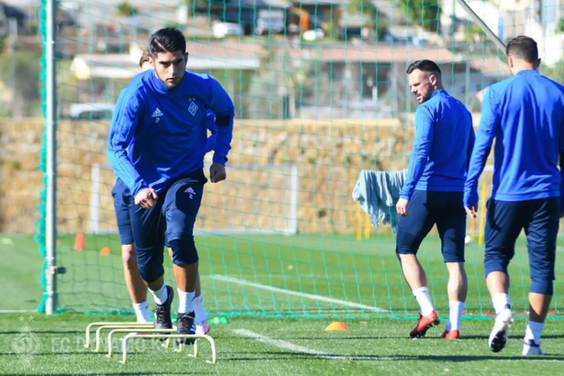 Tras la falta de continuidad que vivía con el conjunto griego decidió cambiar de equipo finalmente a finales de enero del 2018 se hace oficial su traspaso al Dinamo Kiev de Ucrania. Difusión