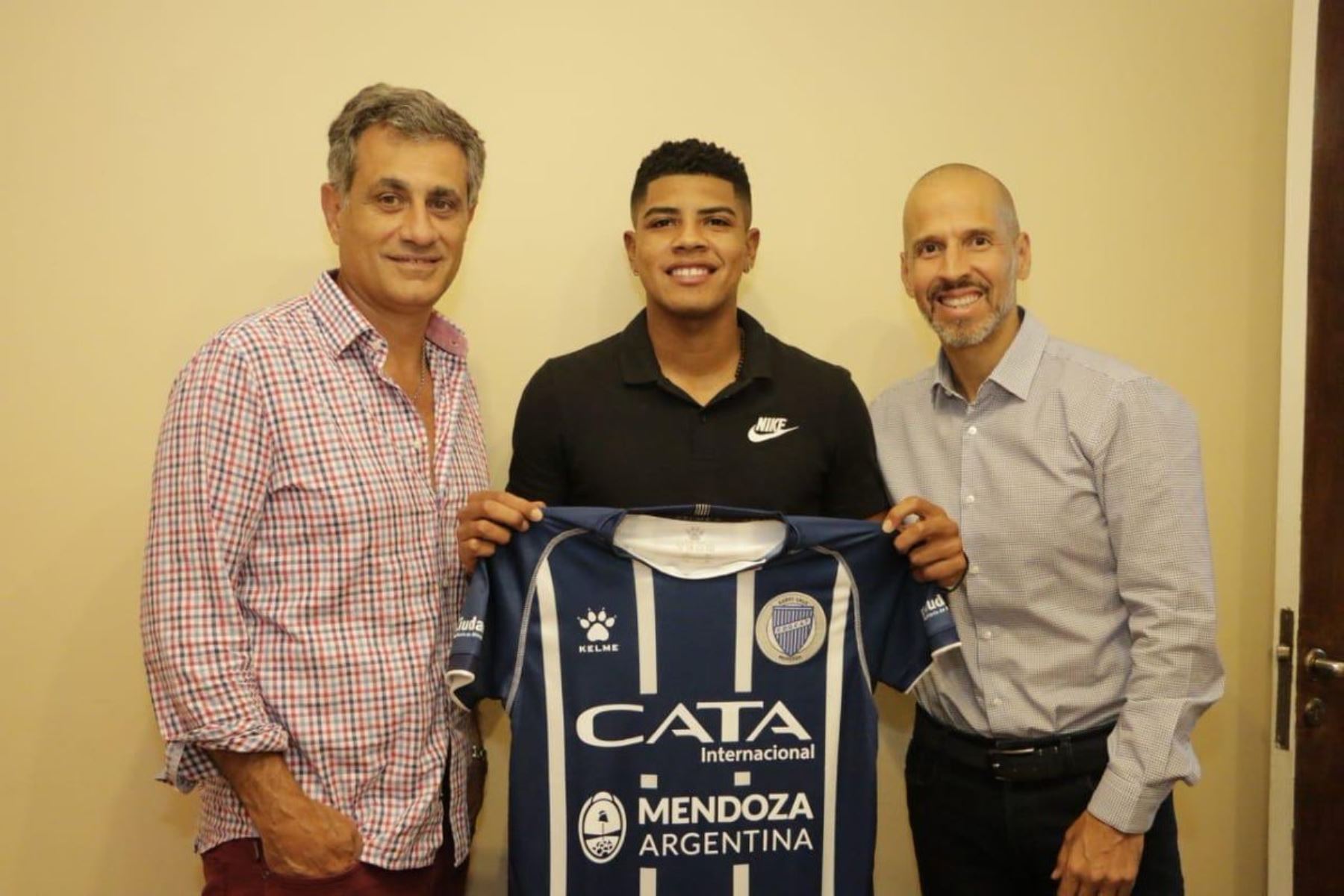 Wilder Cartagena fue presentado como jugador del Godoy Cruz