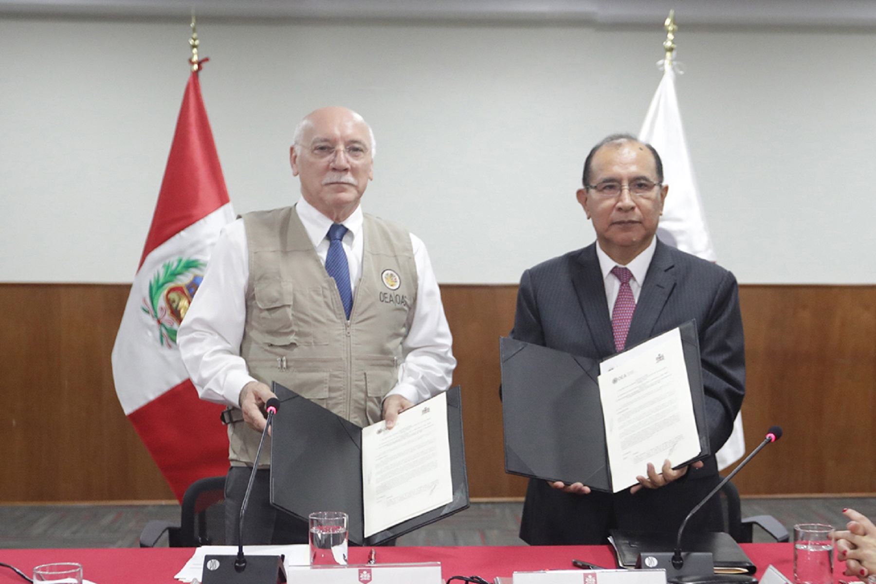 Acuerdo firmado entre jefe de la misión de la OEA, Eladio Loizaga Caballero y el presidente de la JNE, Víctor Ticona. Foto: Difusión.