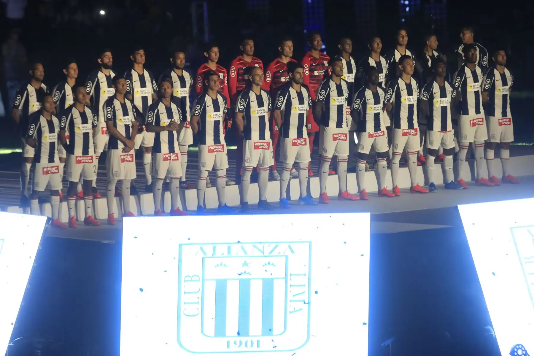 Alianza Lima  presentó a su plantel 2020 en la llamada " Noche Blanquiazul " en el estadio Alejandro Villanueva.
Foto: ANDINA/Juan Carlos Guzmán