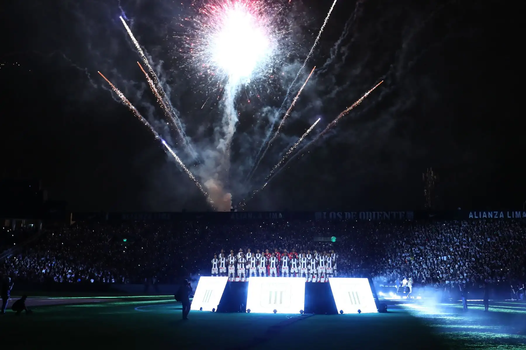 Alianza Lima  presentó a su plantel 2020 en la llamada " Noche Blanquiazul " en el estadio Alejandro Villanueva.
Foto: ANDINA/Juan Carlos Guzmán