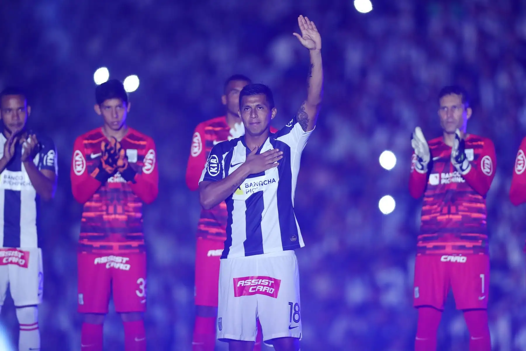 Rinaldo Cruzado  de Alianza Lima  se presenta en la llamada 
" Noche Blanquiazul " en el estadio Alejandro Villanueva.
Foto: ANDINA/Juan Carlos Guzmán