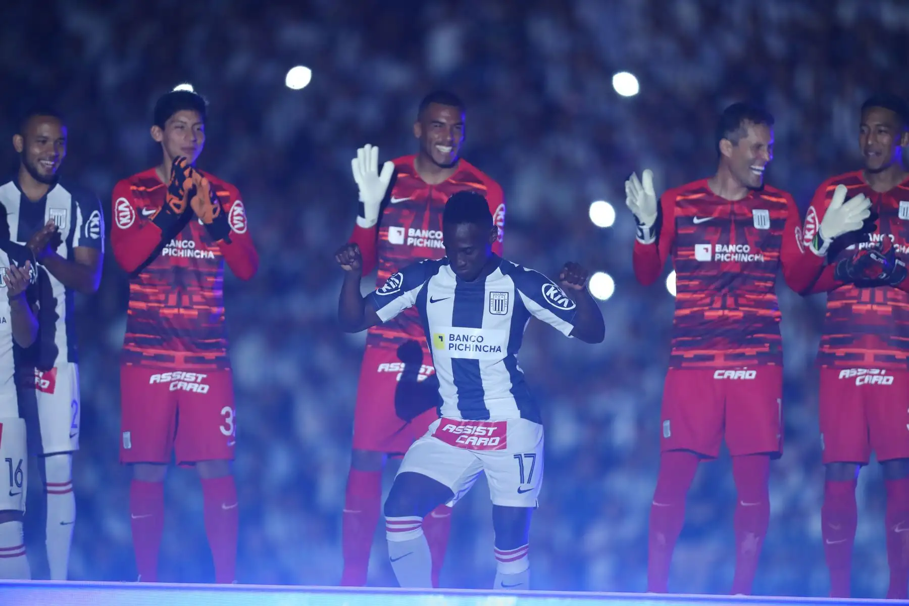 Alianza Lima  presentó a su plantel 2020 en la llamada " Noche Blanquiazul " en el estadio Alejandro Villanueva.
Foto: ANDINA/Juan Carlos Guzmán
