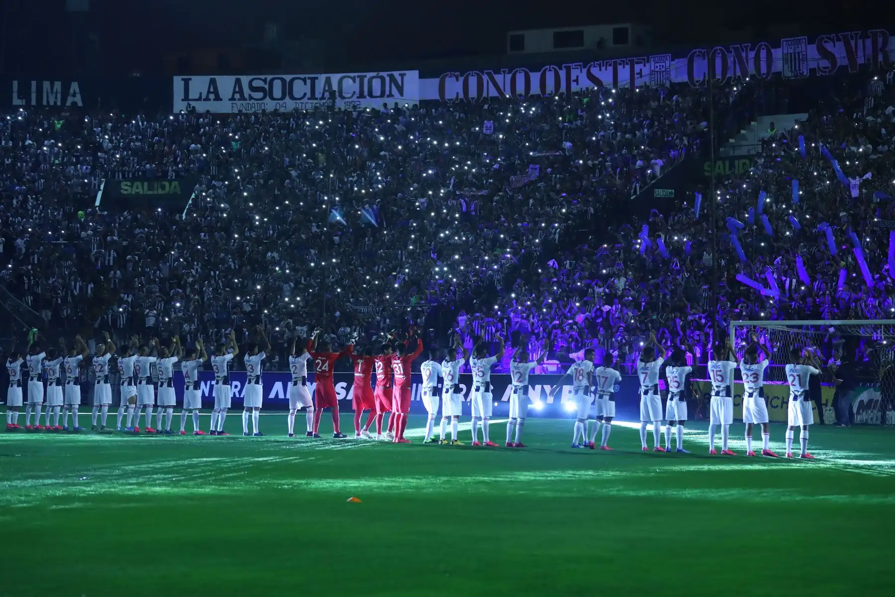 Alianza Lima  presentó a su plantel 2020 en la llamada " Noche Blanquiazul " en el estadio Alejandro Villanueva.
Foto: ANDINA/Juan Carlos Guzmán