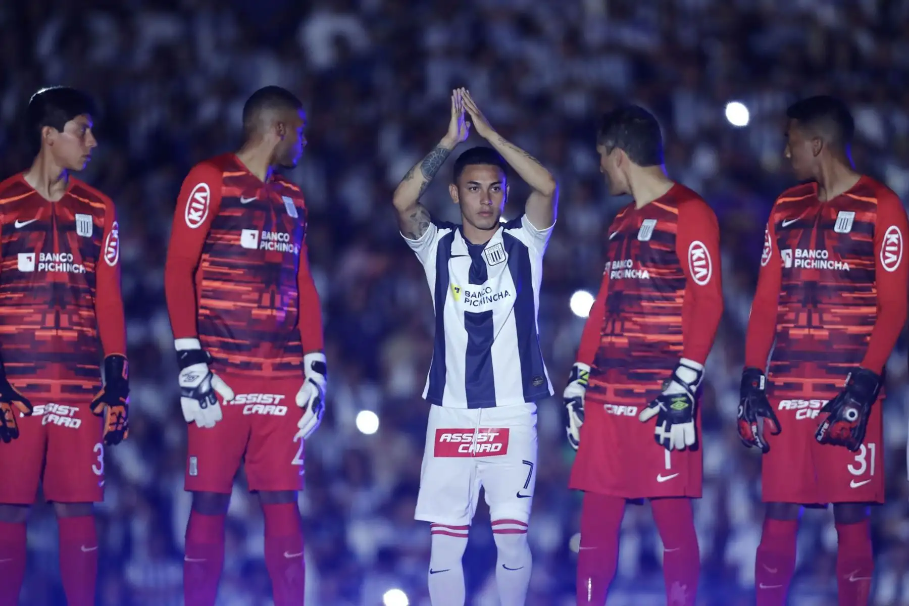 Jean Deza de Alianza Lima  se presenta en la llamada " Noche Blanquiazul " en el estadio Alejandro Villanueva.
Foto: ANDINA/Juan Carlos Guzmán
