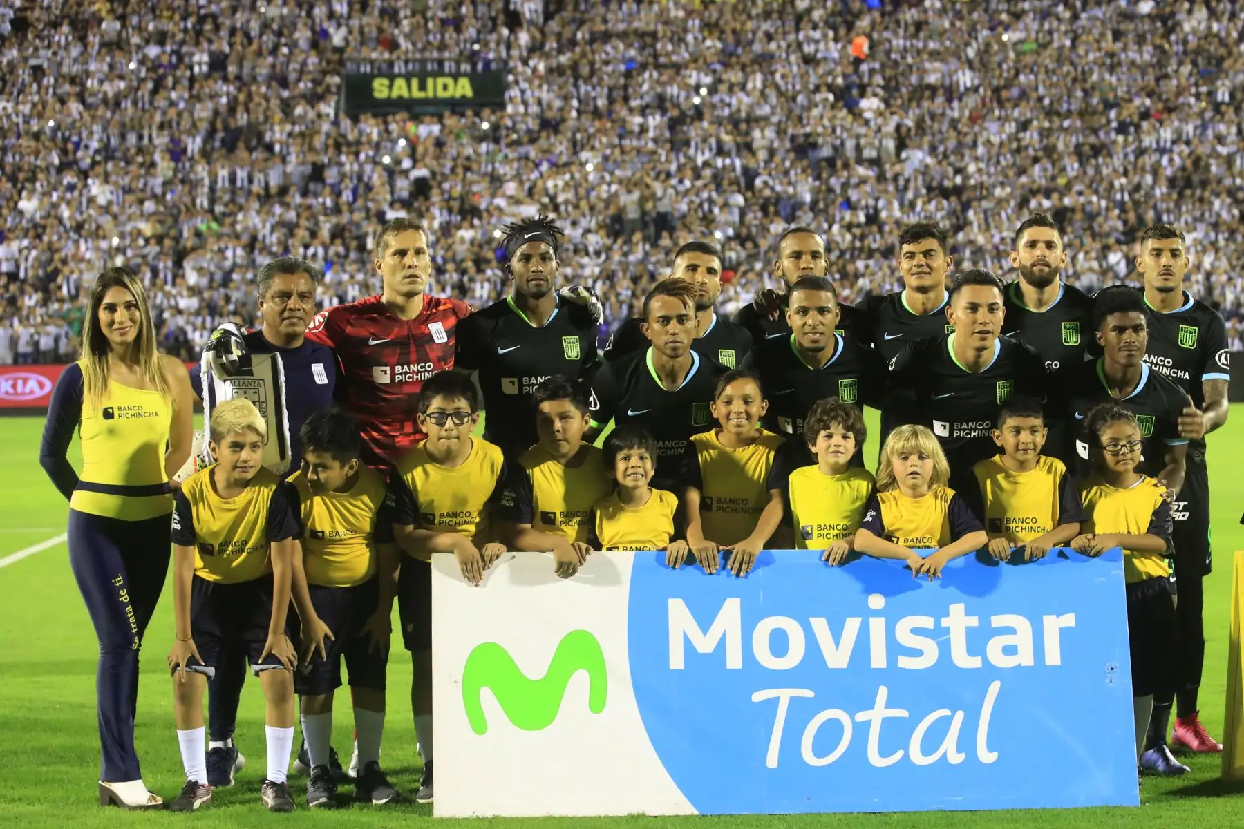 Alianza Lima  presentó a su plantel 2020 en la llamada " Noche Blanquiazul " en el estadio Alejandro Villanueva.
Foto: ANDINA/Juan Carlos Guzmán