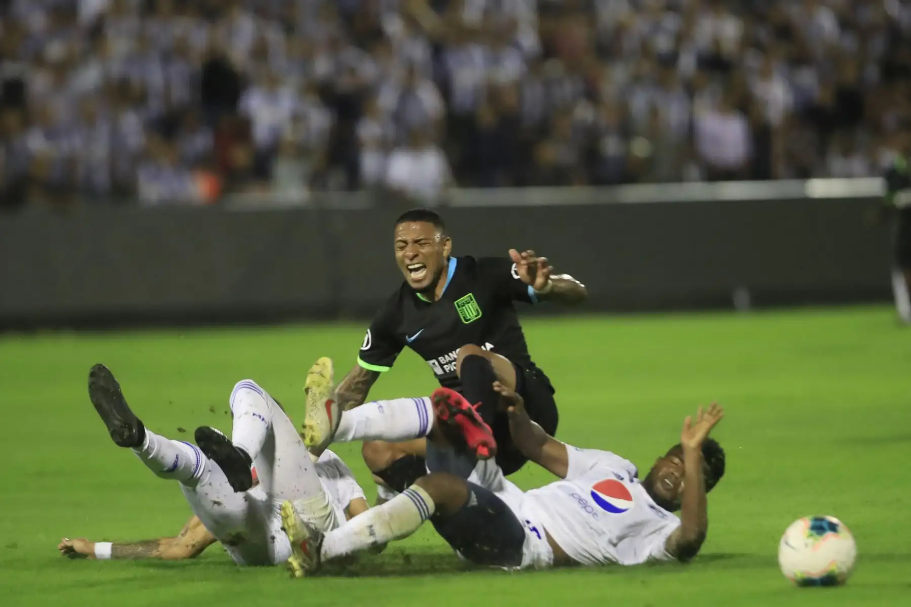 Alianza Lima  presentó a su plantel 2020 en la llamada " Noche Blanquiazul " en el estadio Alejandro Villanueva.
Foto: ANDINA/Juan Carlos Guzmán