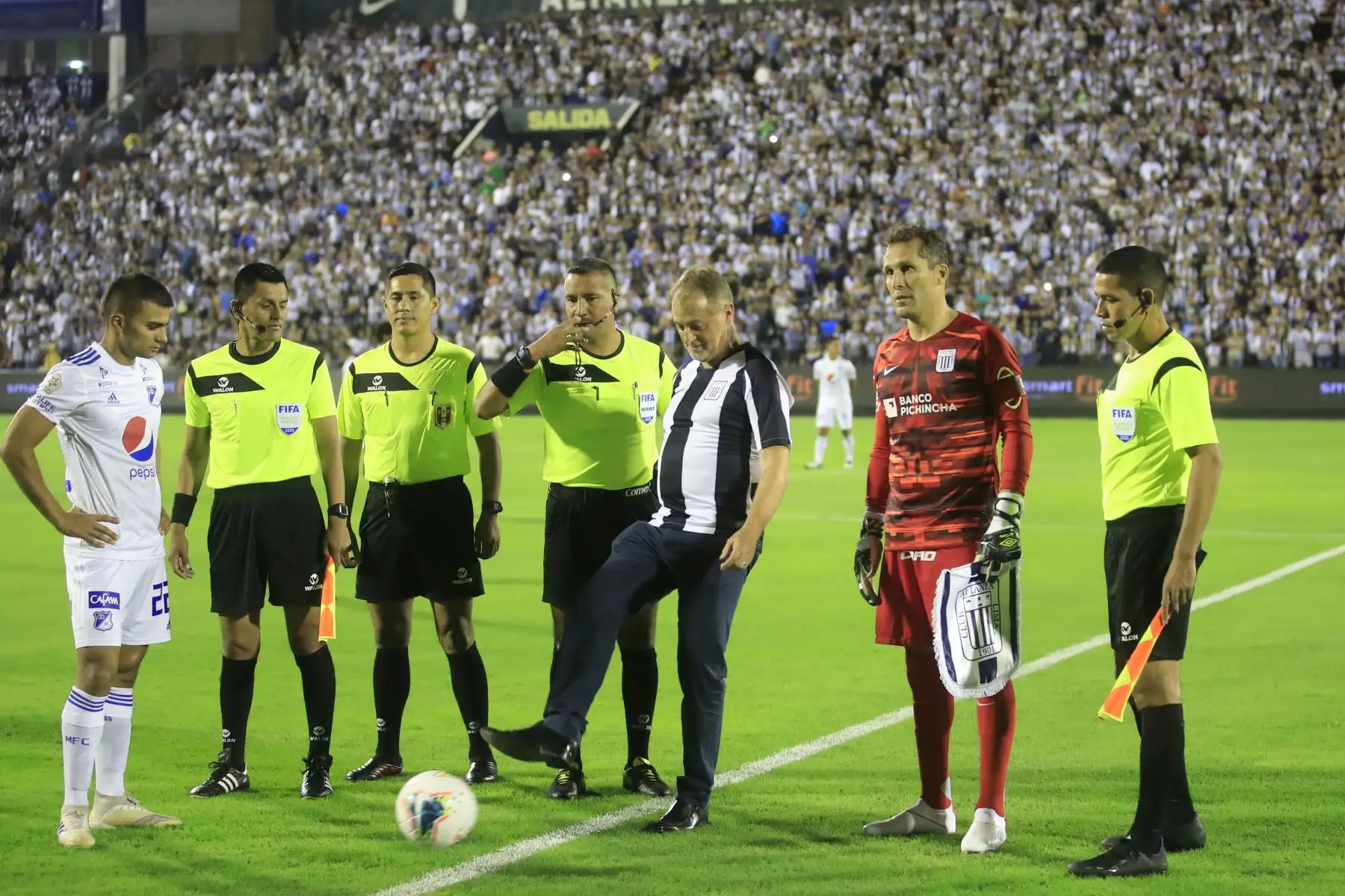 Alcalde de Lima, Jorge Muñoz , da el Play de honor en 
 la llamada " Noche Blanquiazul " en el estadio Alejandro Villanueva.
Foto: ANDINA/Juan Carlos Guzmán