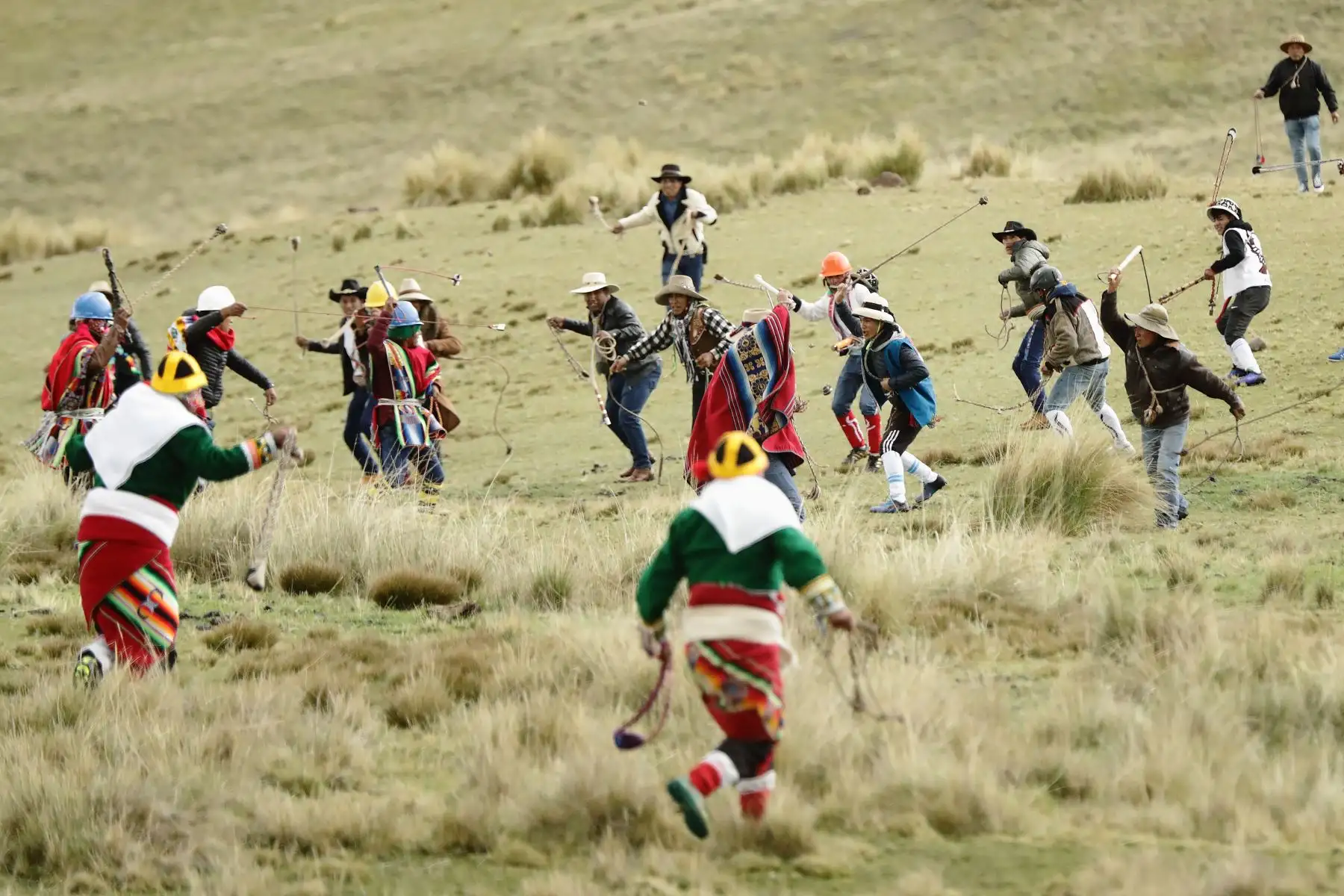 Con huaracas y boleadoras se enfrentan los hombres de las comunidades de Langui, Qewe y Checca, ellos creen profundamente en los beneficios de la batalla. Foto: Denis Mayhua