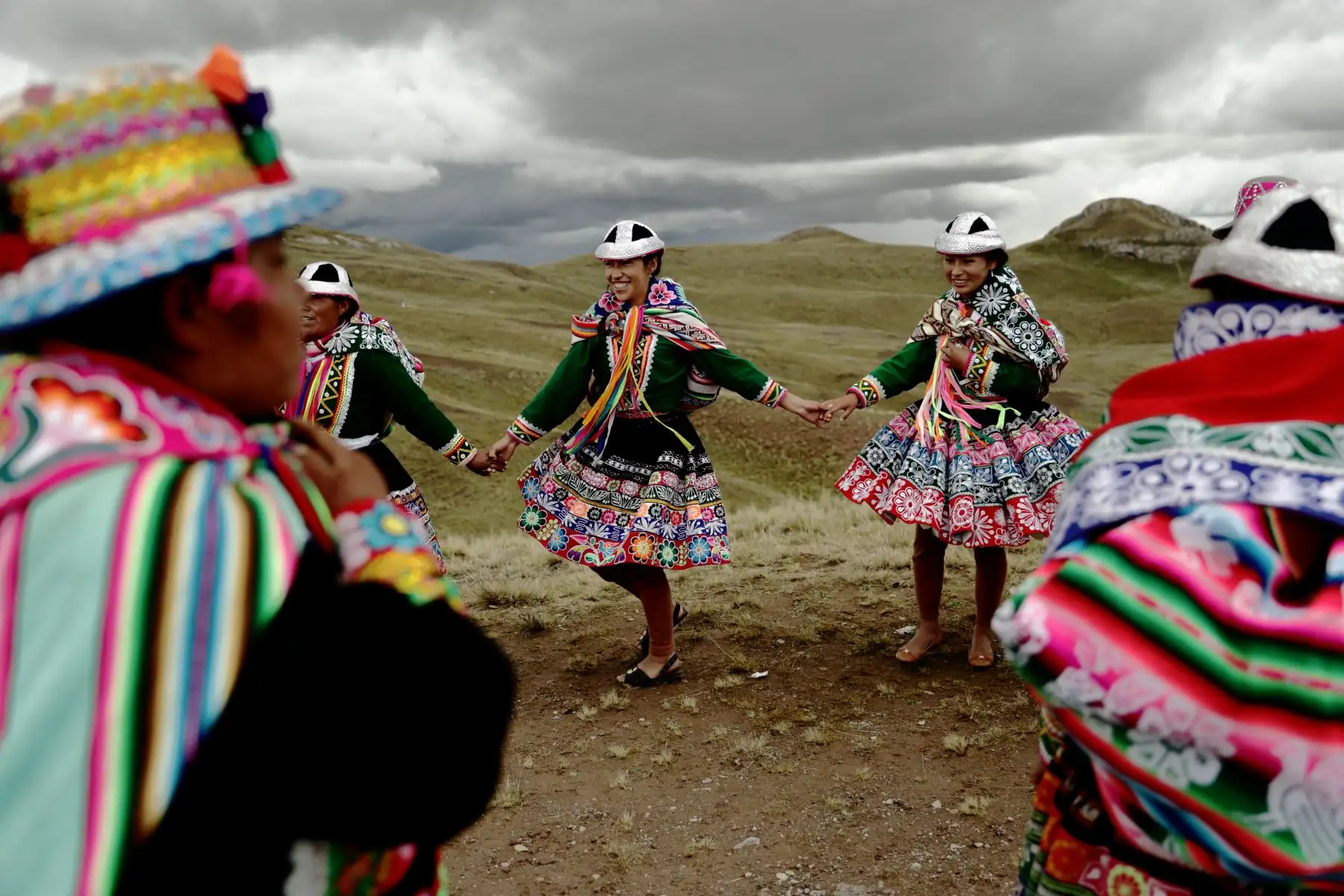 Contrario de lo que muchos piensan, estas comunidades no son enemigas ni se odian entre sí, en realidad son buenos vecinos que comparten su vida cotidiana y sus creencias. Foto: Denis Mayhua
