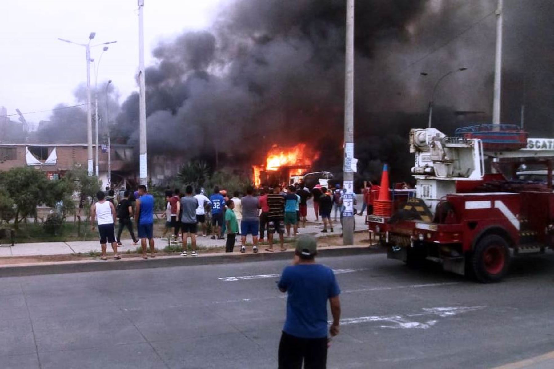 Villa El Salvador: reportan incendio por explosión de camión con gas. Foto: Internet.