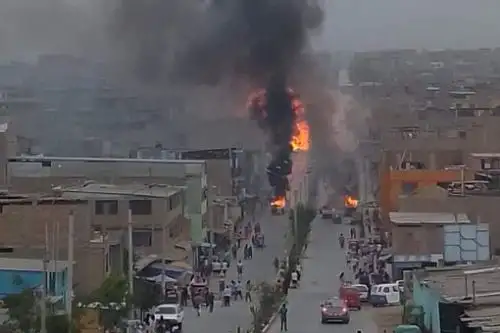 Incendio en Villa El Salvador. Foto: Andina.