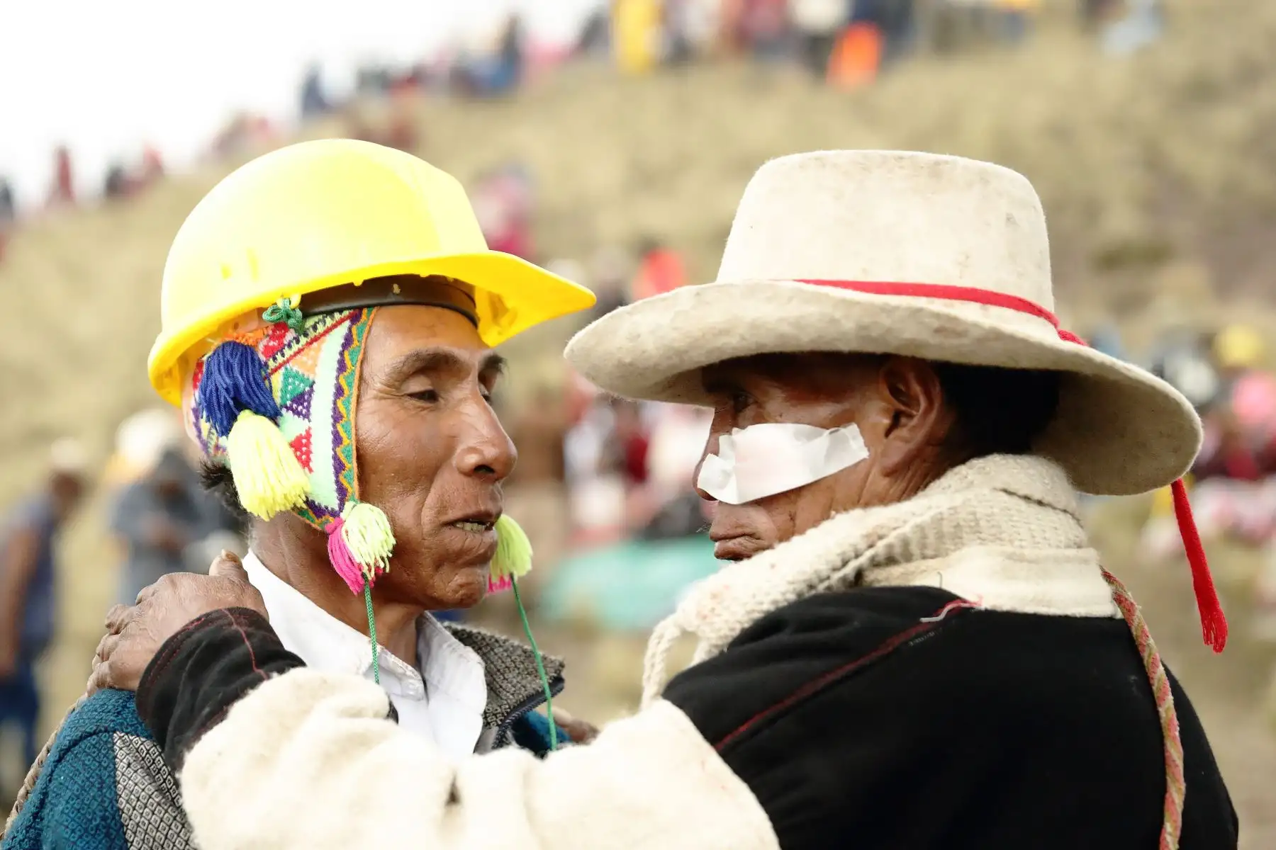 Además de la ofrenda al pago a la tierra realizada con la sangre derramada en combate, los comuneros participan en el Chiaraje para conmemorar a sus ancestros. Foto: Denis Mayhua
