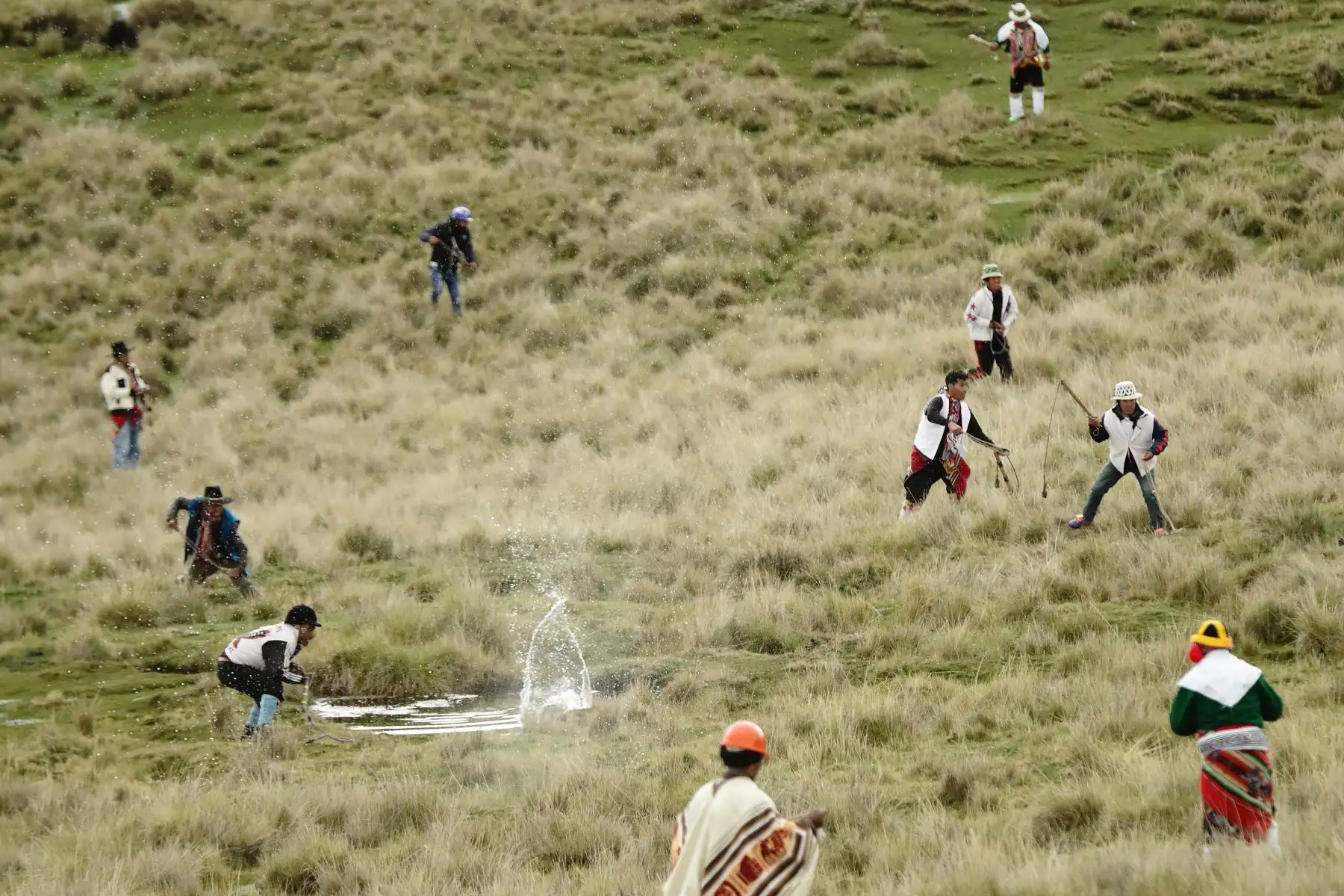 La Batalla del Chiaraje consiste en hacer retroceder al oponente lo suficiente para tomar posesión de la cima de un cerro de la zona.  Foto: Denis Mayhua