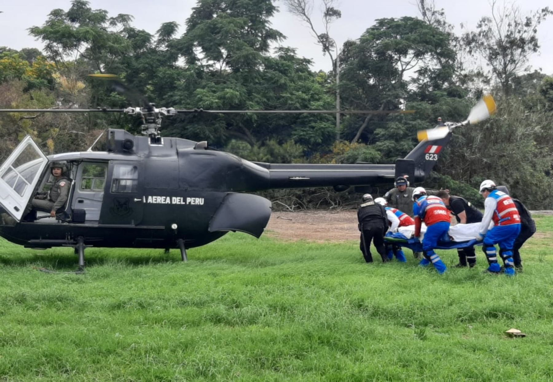 El helicóptero de la FAP realiza evacuación aérea de heridos. Foto: Twitter