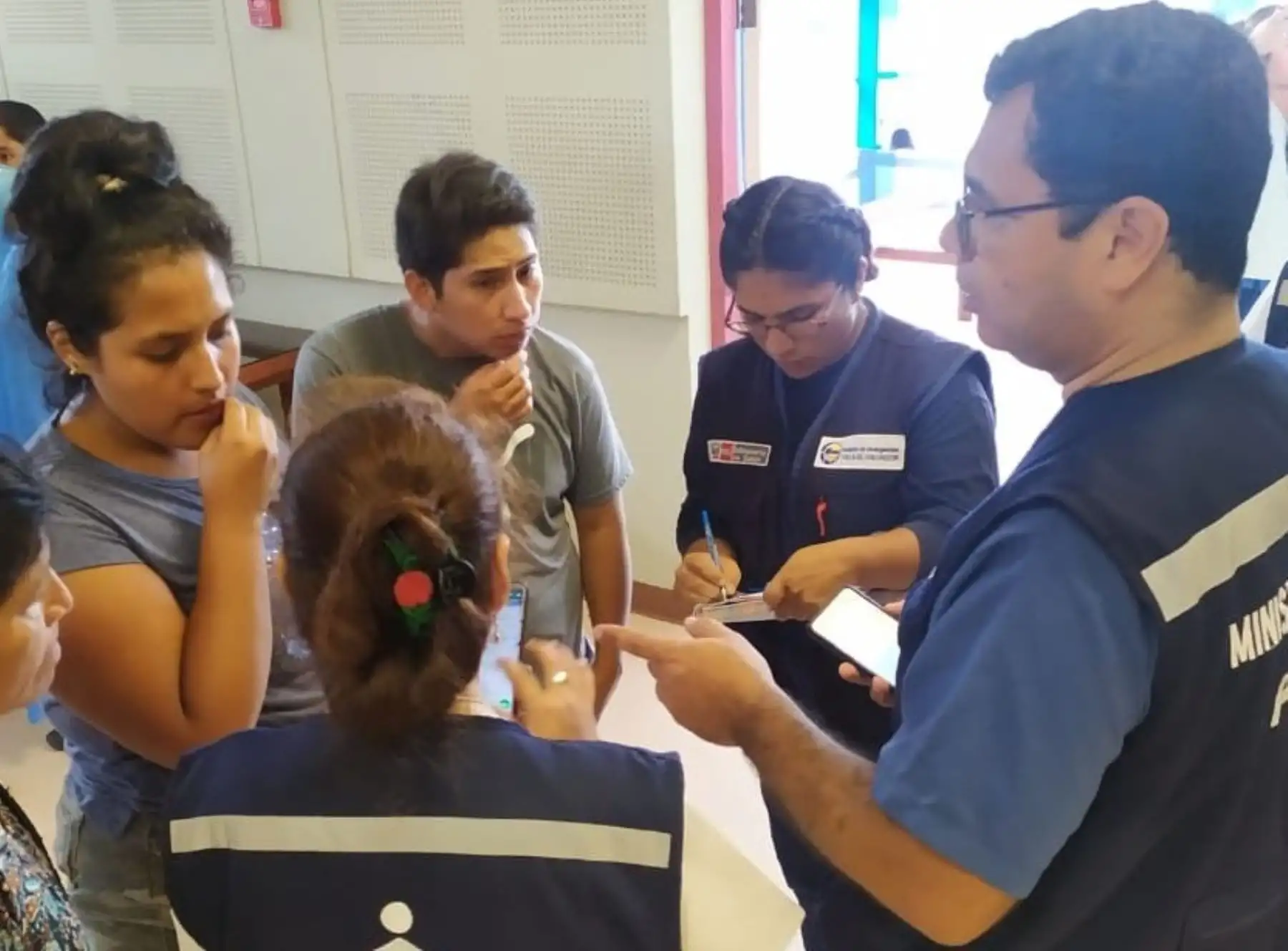 Profesionales de salud mental escuchan y acompañan a familiares del incidente en Villa El Salvador. Foto: Twitter.