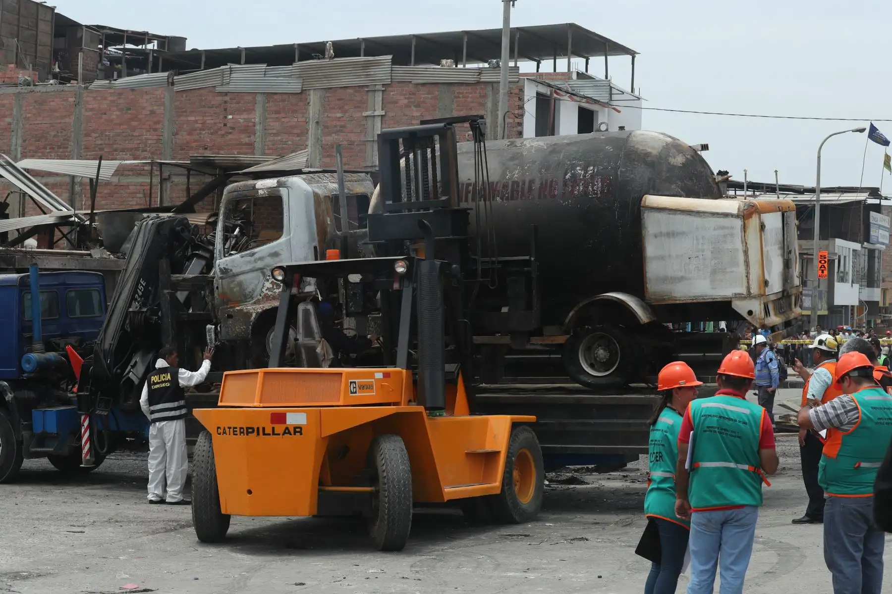 Pavoroso incendio provocado por explosión de un camión que transportaba gas en el distrito de Villa El Salvador, causa 2 muertes y decenas de heridos. 
Foto: ANDINA/Melina Mejía