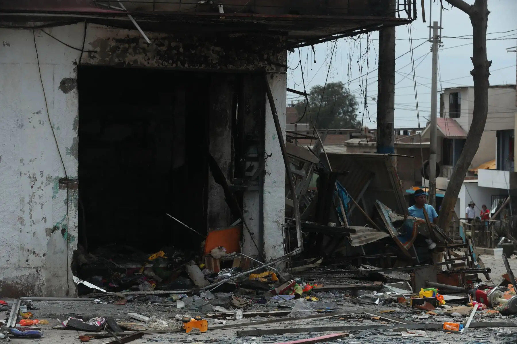 Pavoroso incendio provocado por explosión de un camión que transportaba gas en el distrito de Villa El Salvador, causa 2 muertes y decenas de heridos. 
Foto: ANDINA/Melina Mejía