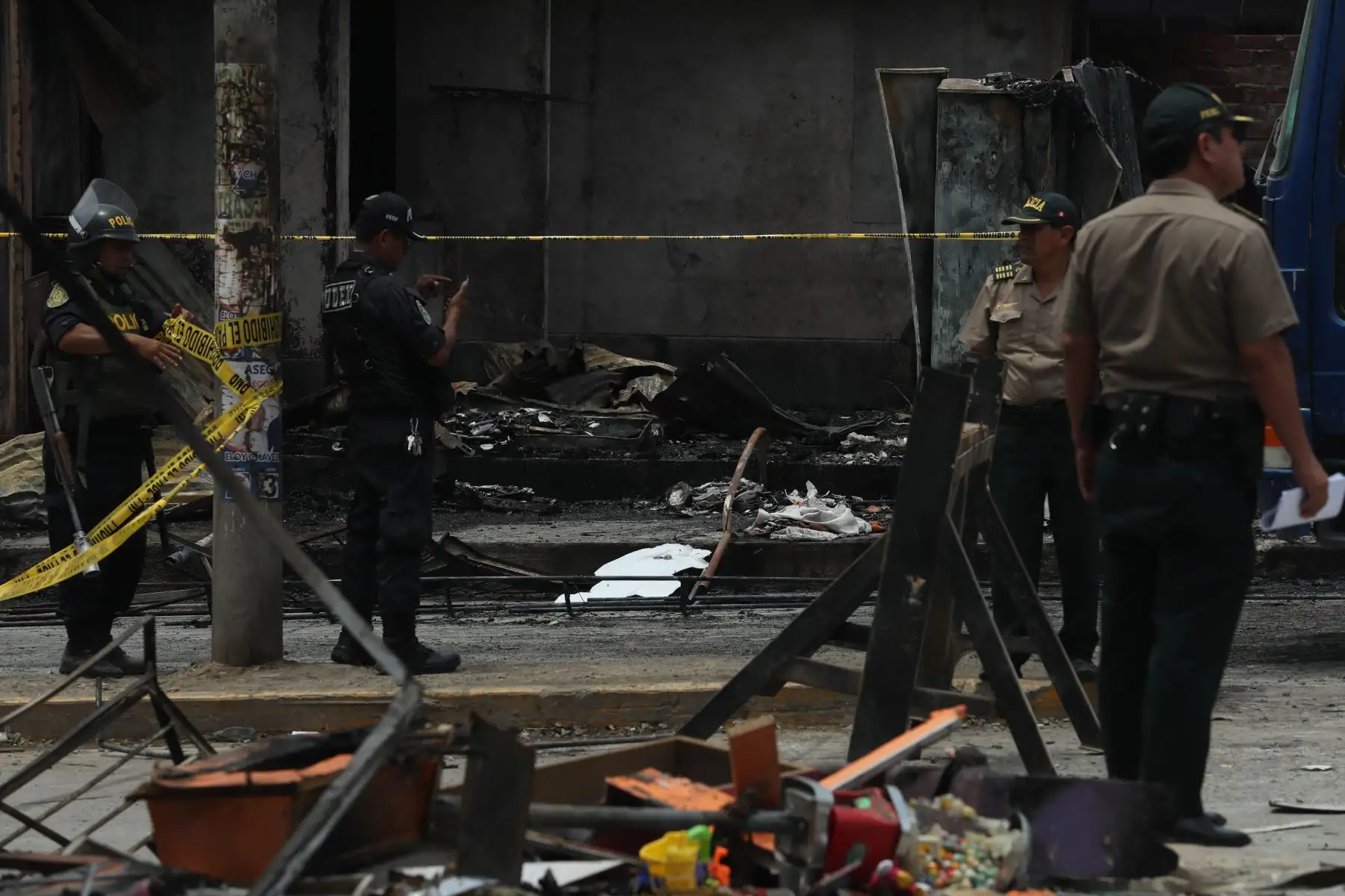 Pavoroso incendio provocado por explosión de un camión que transportaba gas en el distrito de Villa El Salvador, causa 2 muertes y decenas de heridos. 
Foto: ANDINA/Melina Mejía