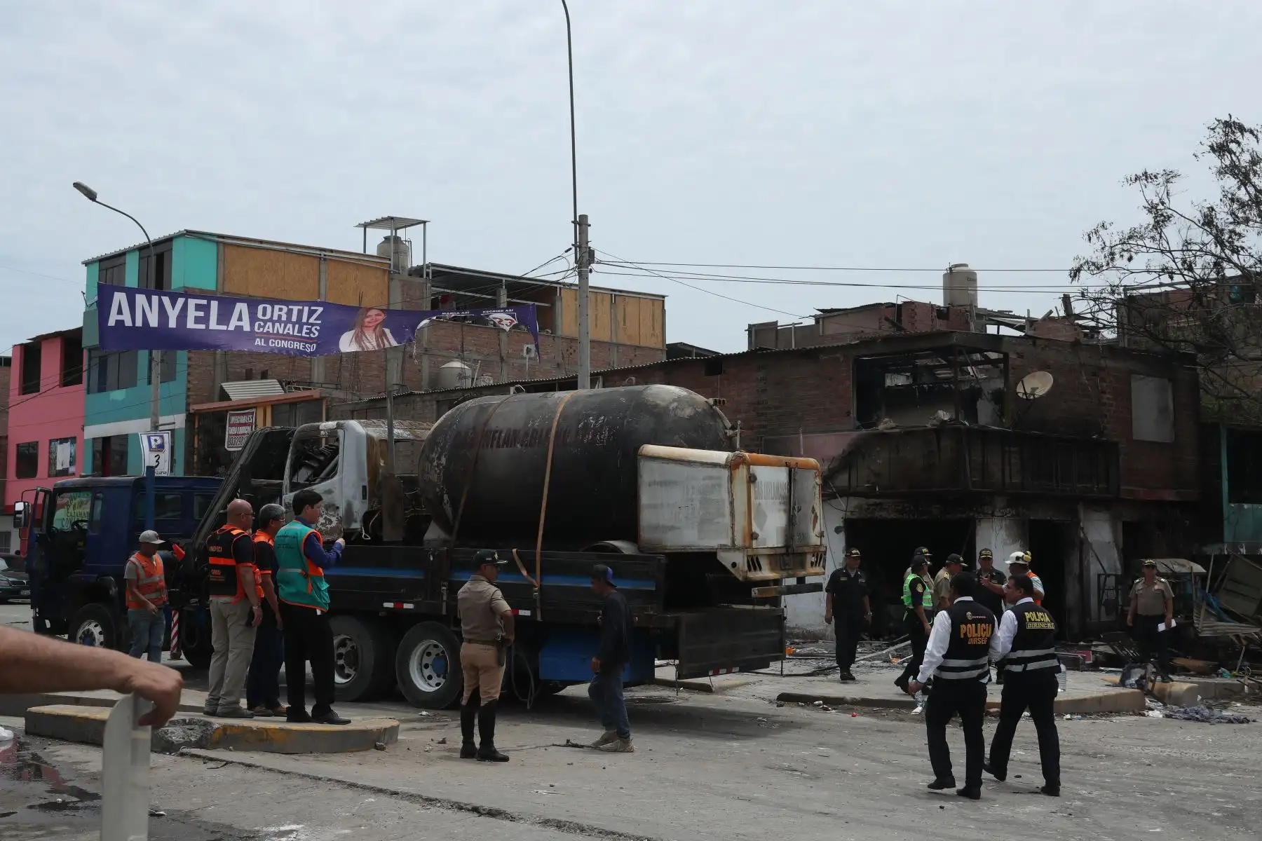 Pavoroso incendio provocado por explosión de un camión que transportaba gas en el distrito de Villa El Salvador, causa 2 muertes y decenas de heridos. 
Foto: ANDINA/Melina Mejía